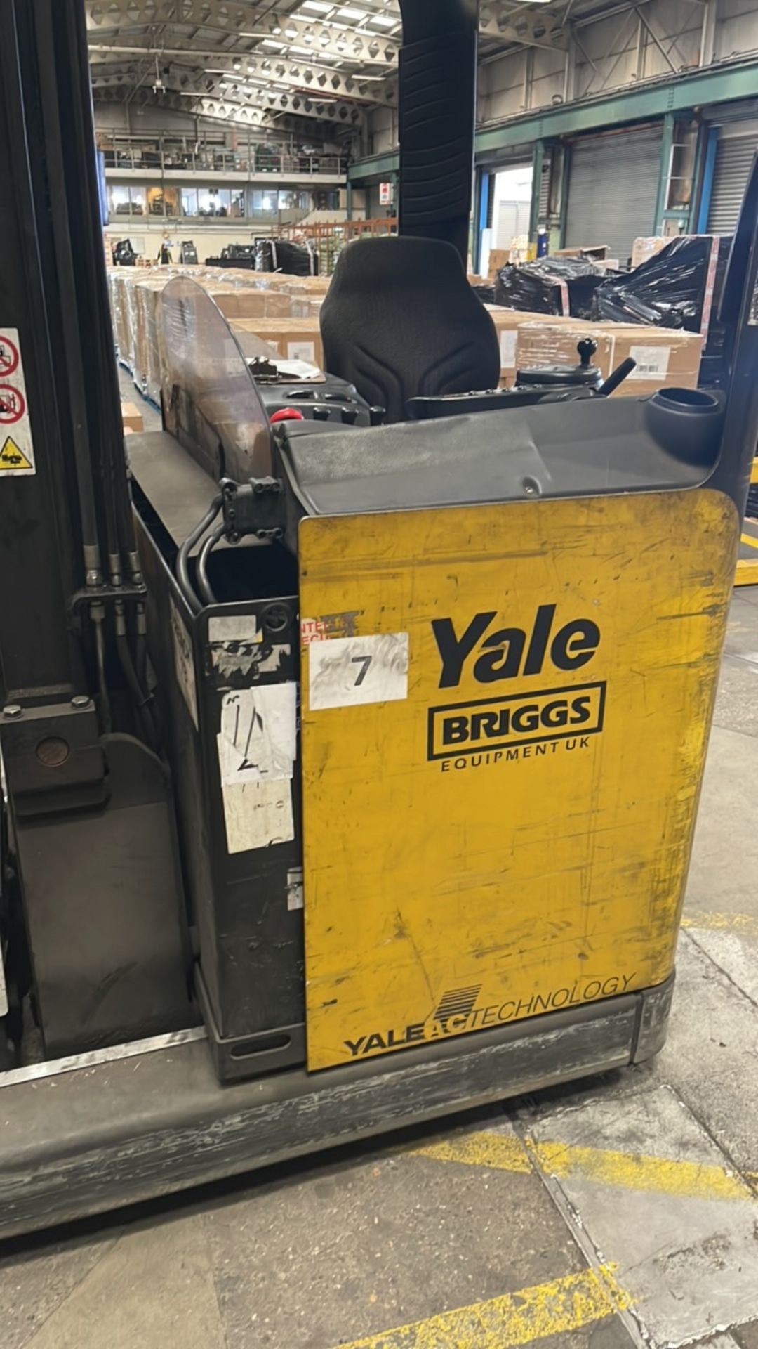 Yale MR16H Reach Forklift Truck w/ Charger | YOM: 2009 | 17,125 Hours - Image 6 of 10