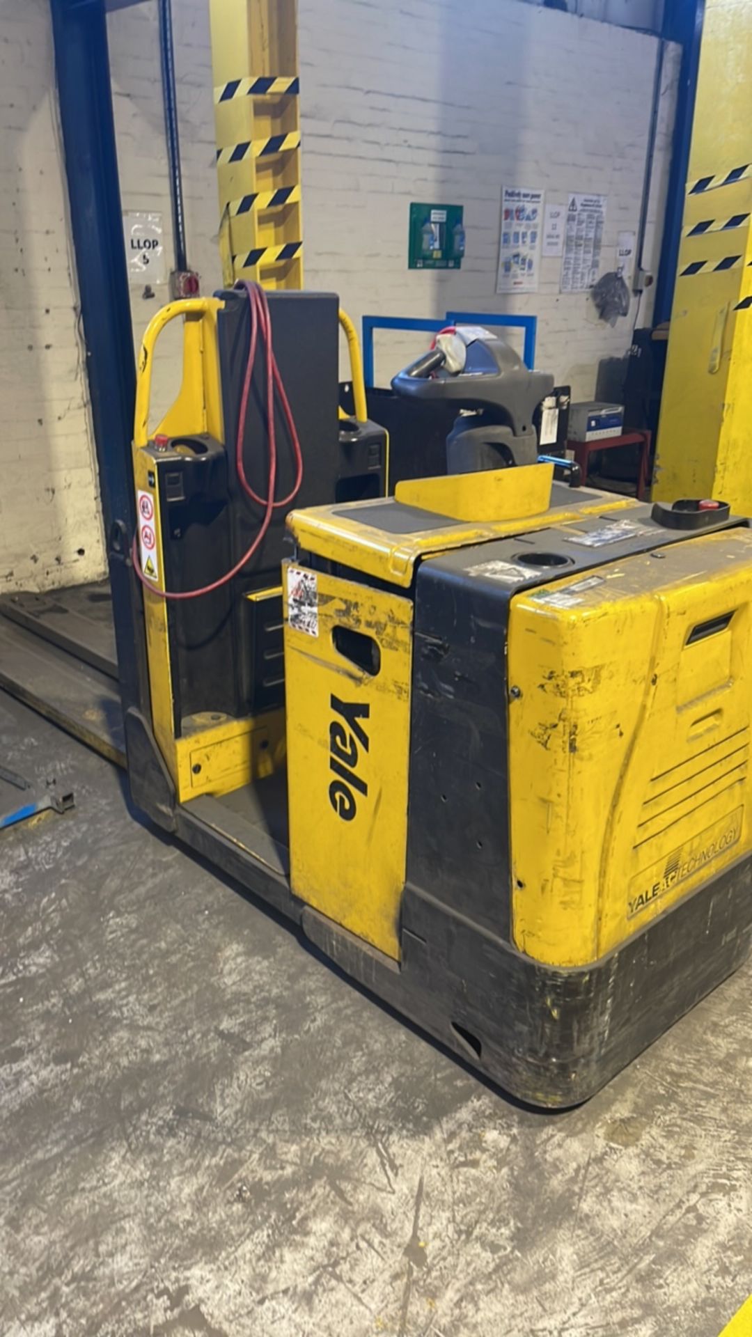 Yale MO20 Low Lift Order Picker w/ Charger - Image 3 of 10