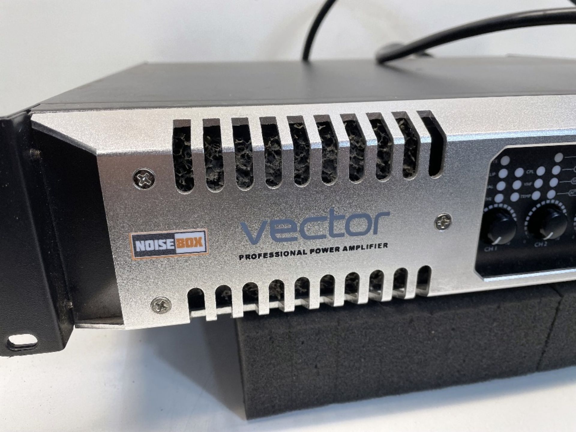 Vector SV12 4 Channel Rack Mountable Power Amplifier - Image 3 of 8