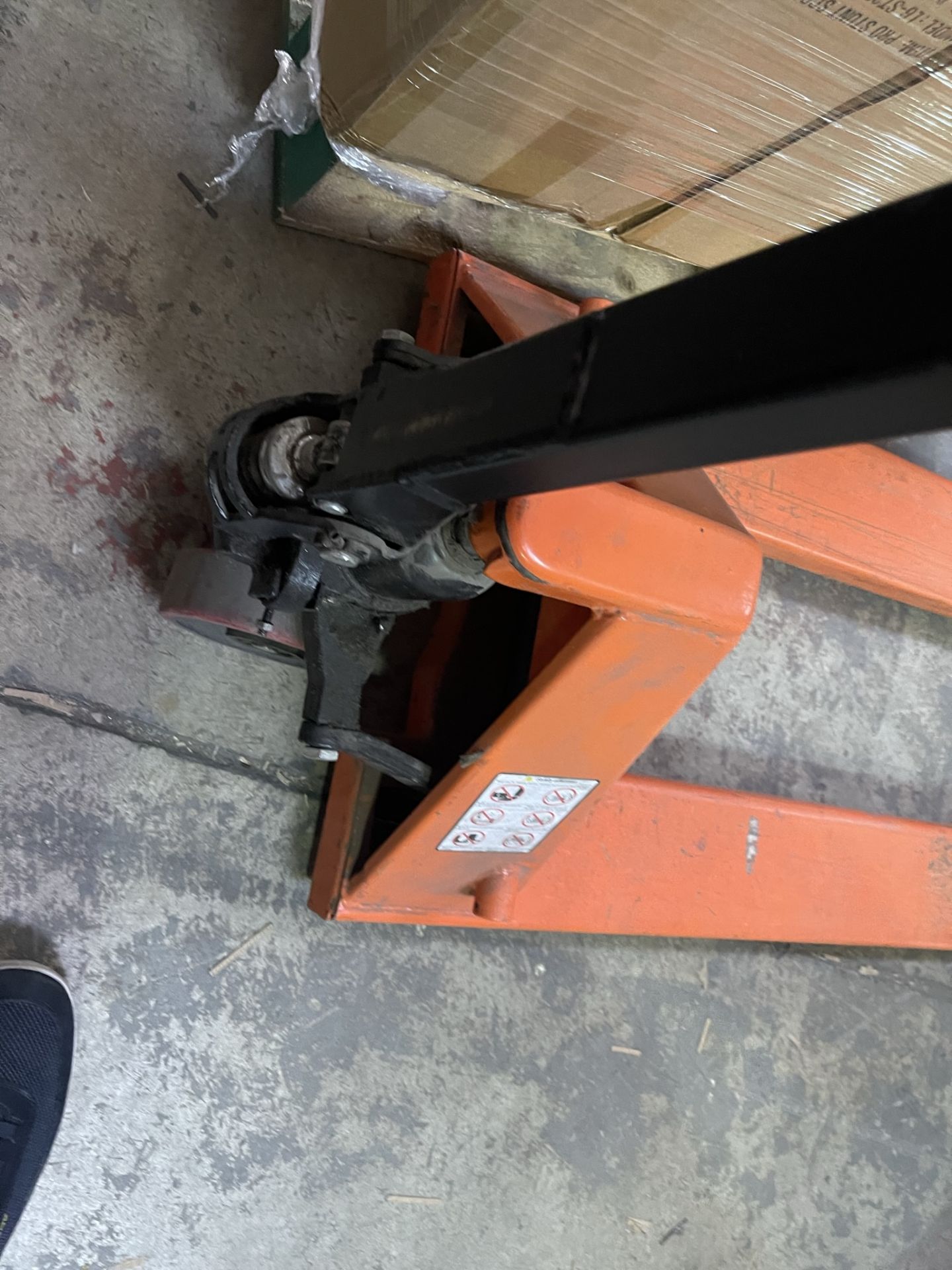 Hand Hydraulic Pallet Truck | 2000kg - Image 5 of 5