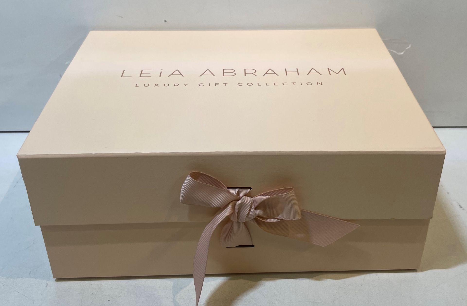 6 x Gift Boxes for Her | Each Box Contains: Handbag, 2 x Jewellery, 2 x Scented Candles, Soap, Bath - Image 2 of 11