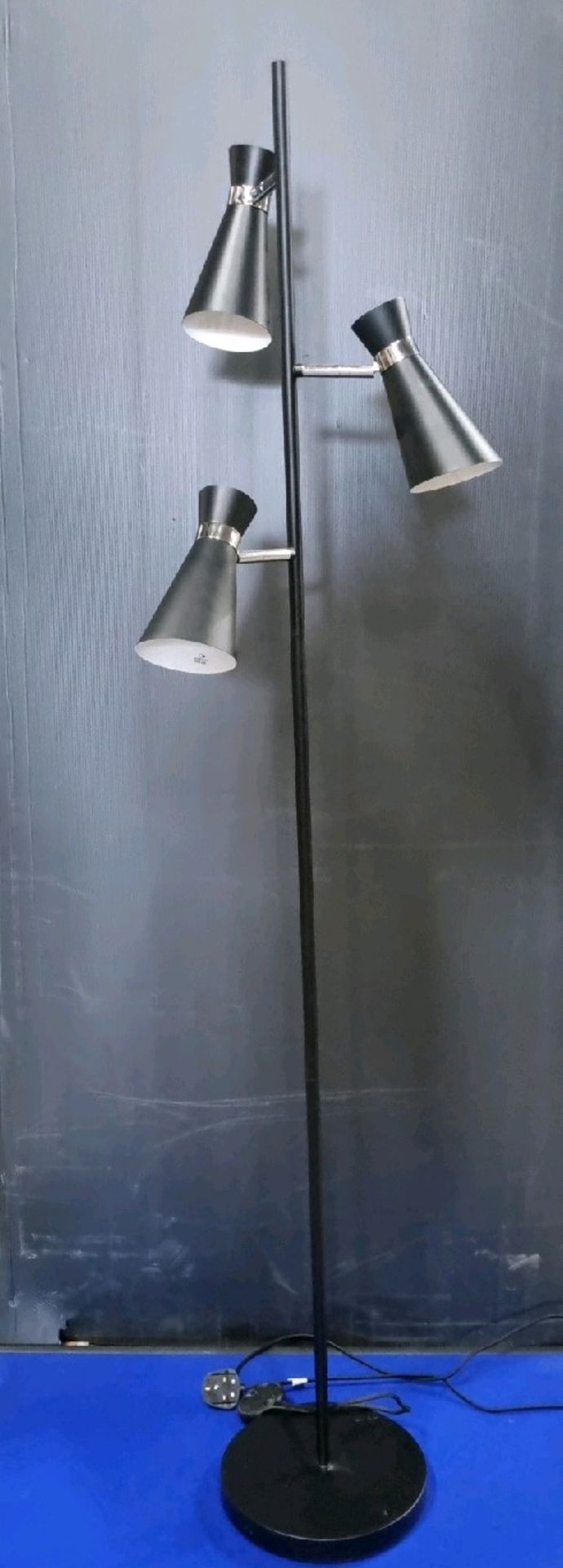 Floor Lamp With 3 Adjustable Spot Lights In Black/silver