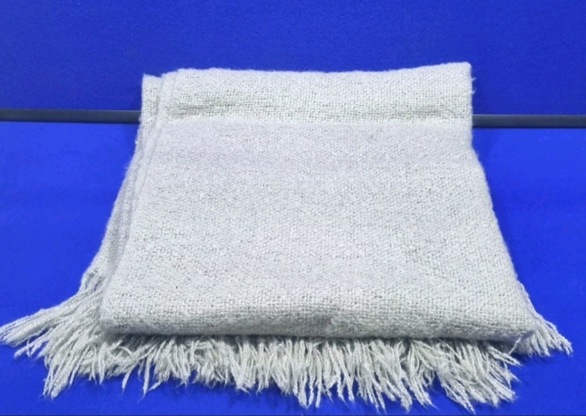 Pair of Grey Chenille Effect Throws 150 cm x 180 cm Approx - Image 2 of 4