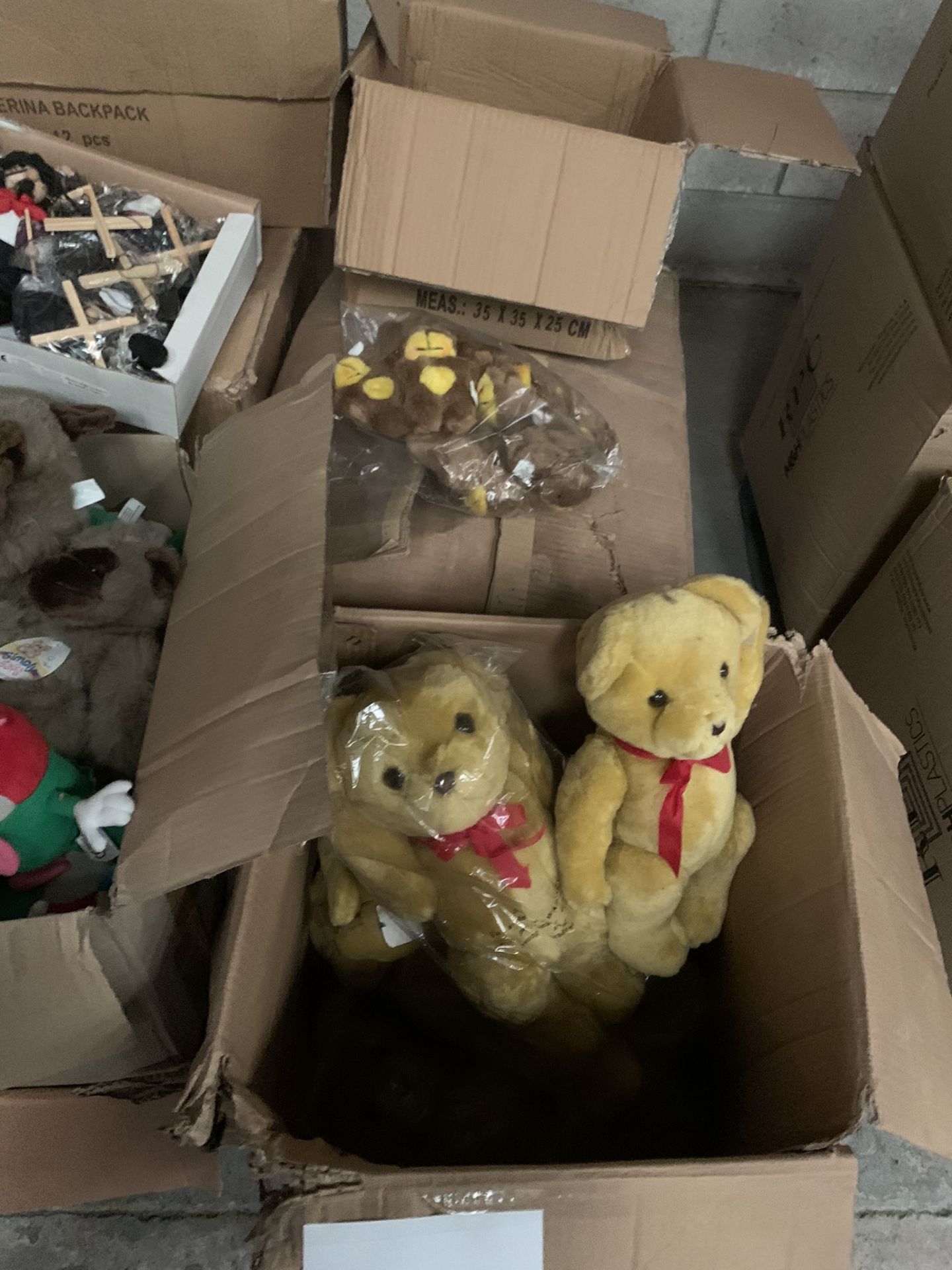 760 x Assorted Soft Toys and Puppets