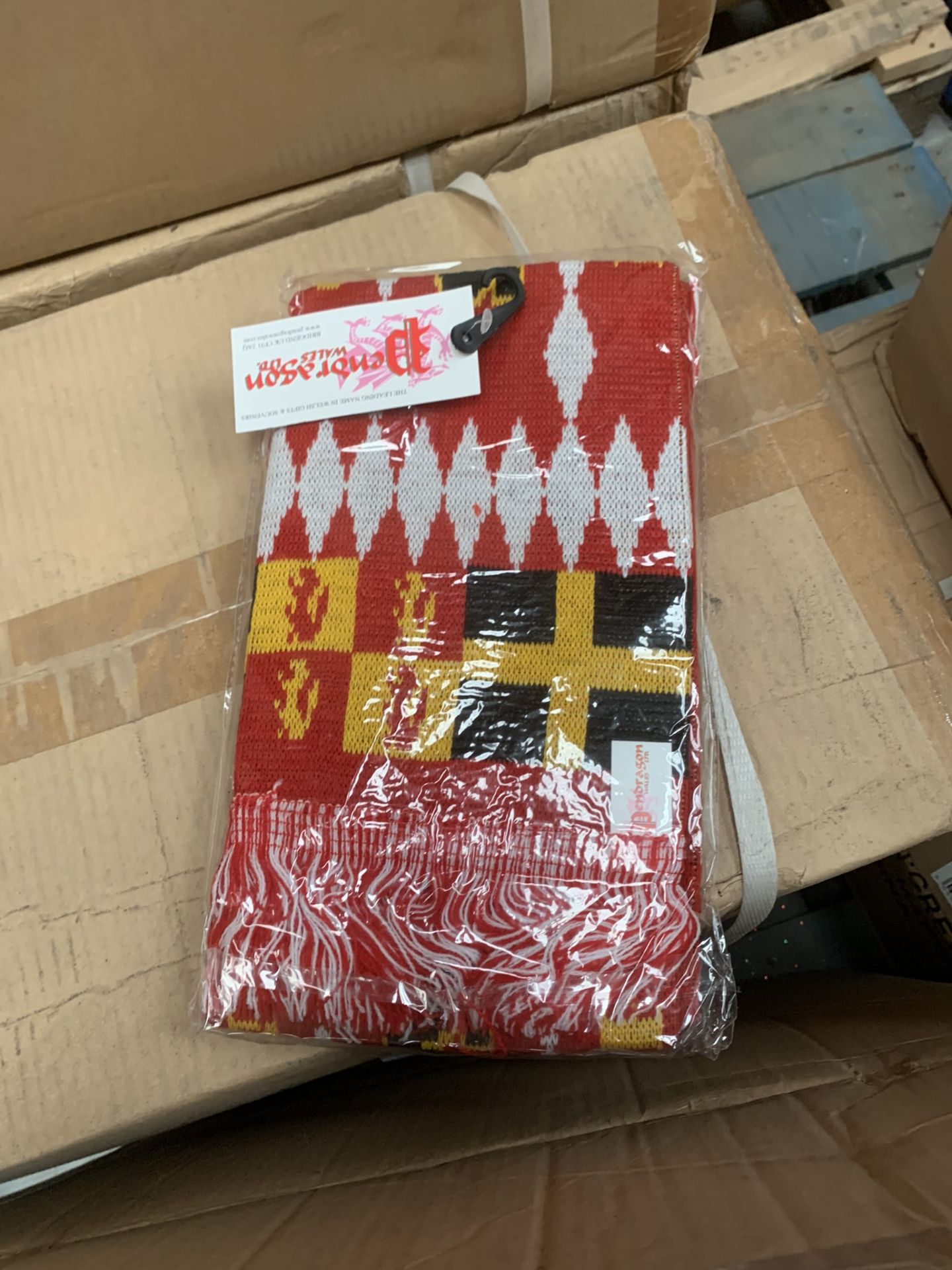 660 x Wales Floppy Beanies and Supporter Scarves - Image 2 of 3