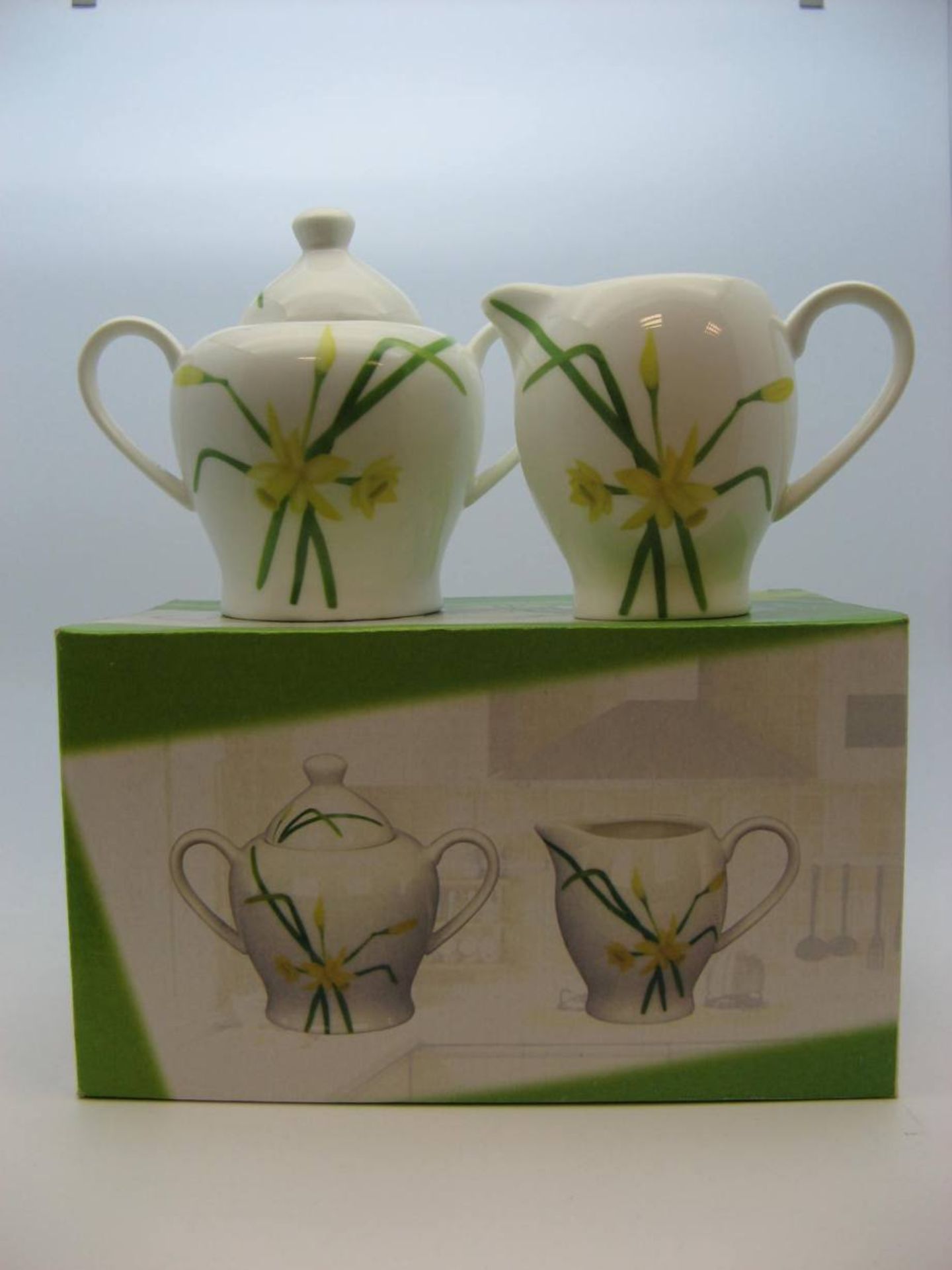 900 x Daffodil Themed Crockery Sets - Image 2 of 6