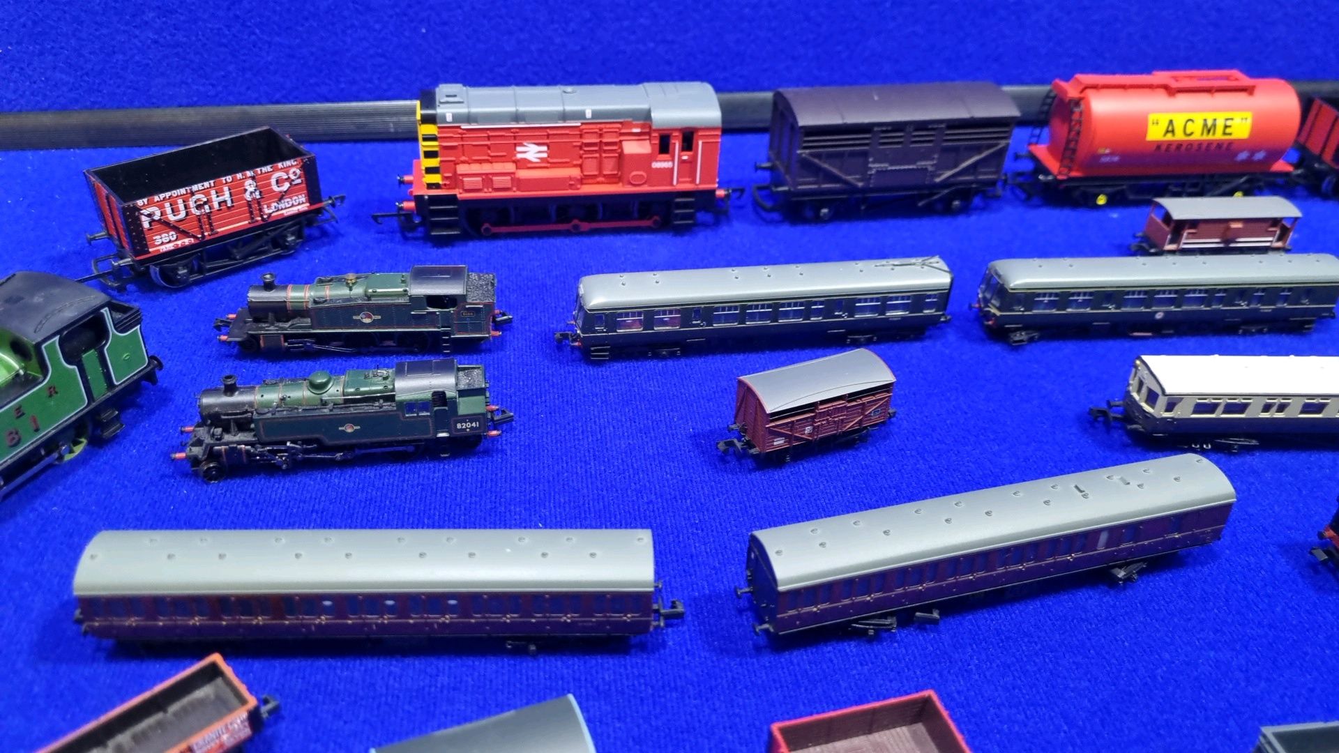 1 x Box Of Various Locomotives, Coaches, Caravans & Vehicles in Various Sizes - Image 8 of 8
