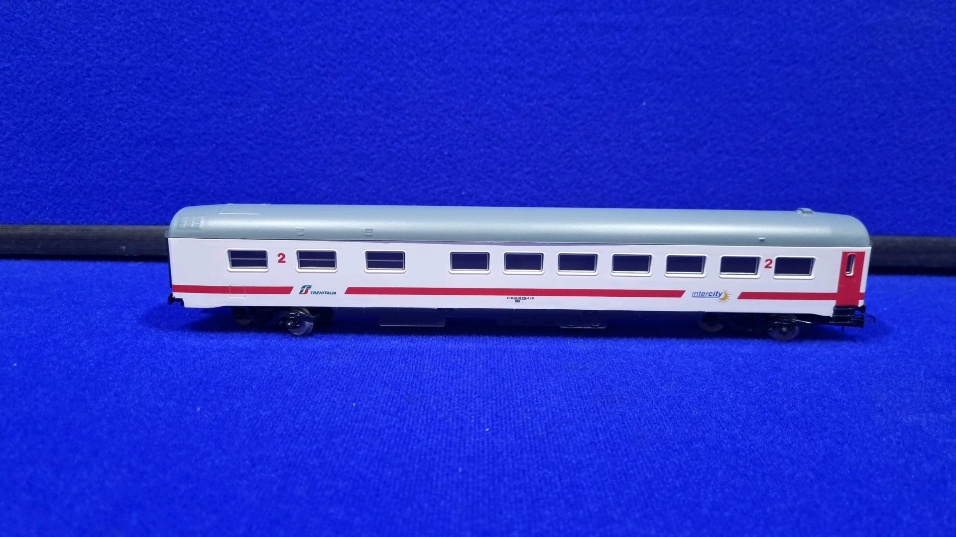 2 x Lima H/0 Scale Coaches HL4040 RRP £51.98 - Image 2 of 5