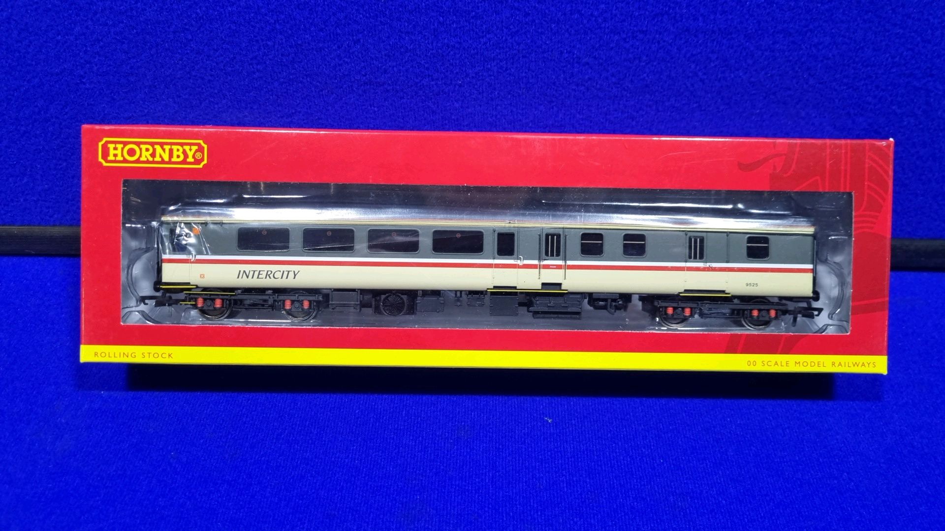 3 x Hornby Inter City Executive Coaches R4920 A/R4921/R4921A - Image 3 of 4