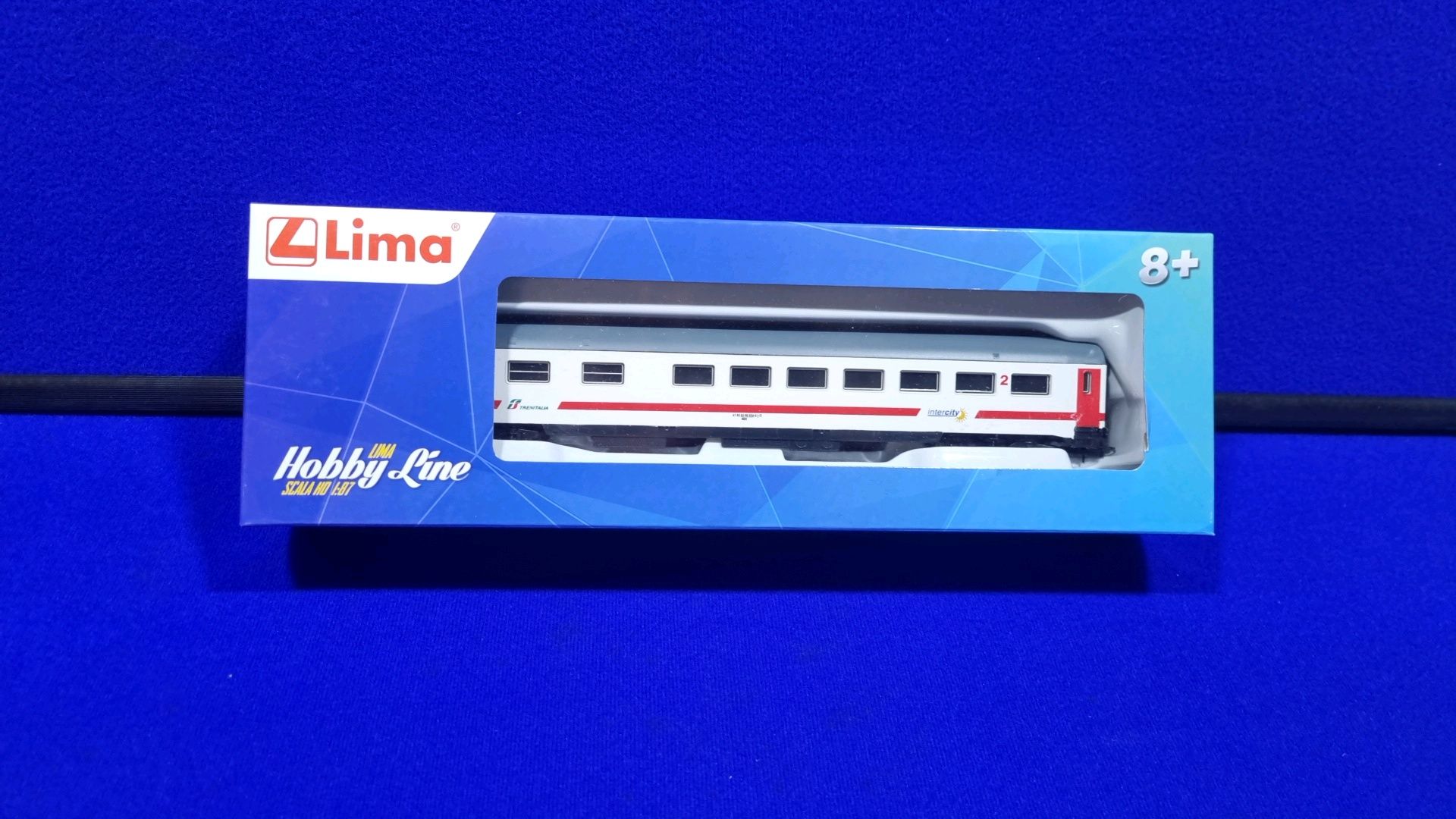 2 x Lima H/0 Scale Coaches HL4040 RRP £51.98