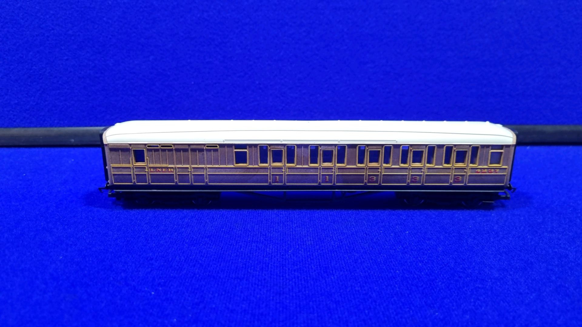 1 x Set Of 3 Hornby LNER Teak Coaches R478/R479/R477 - Image 4 of 4