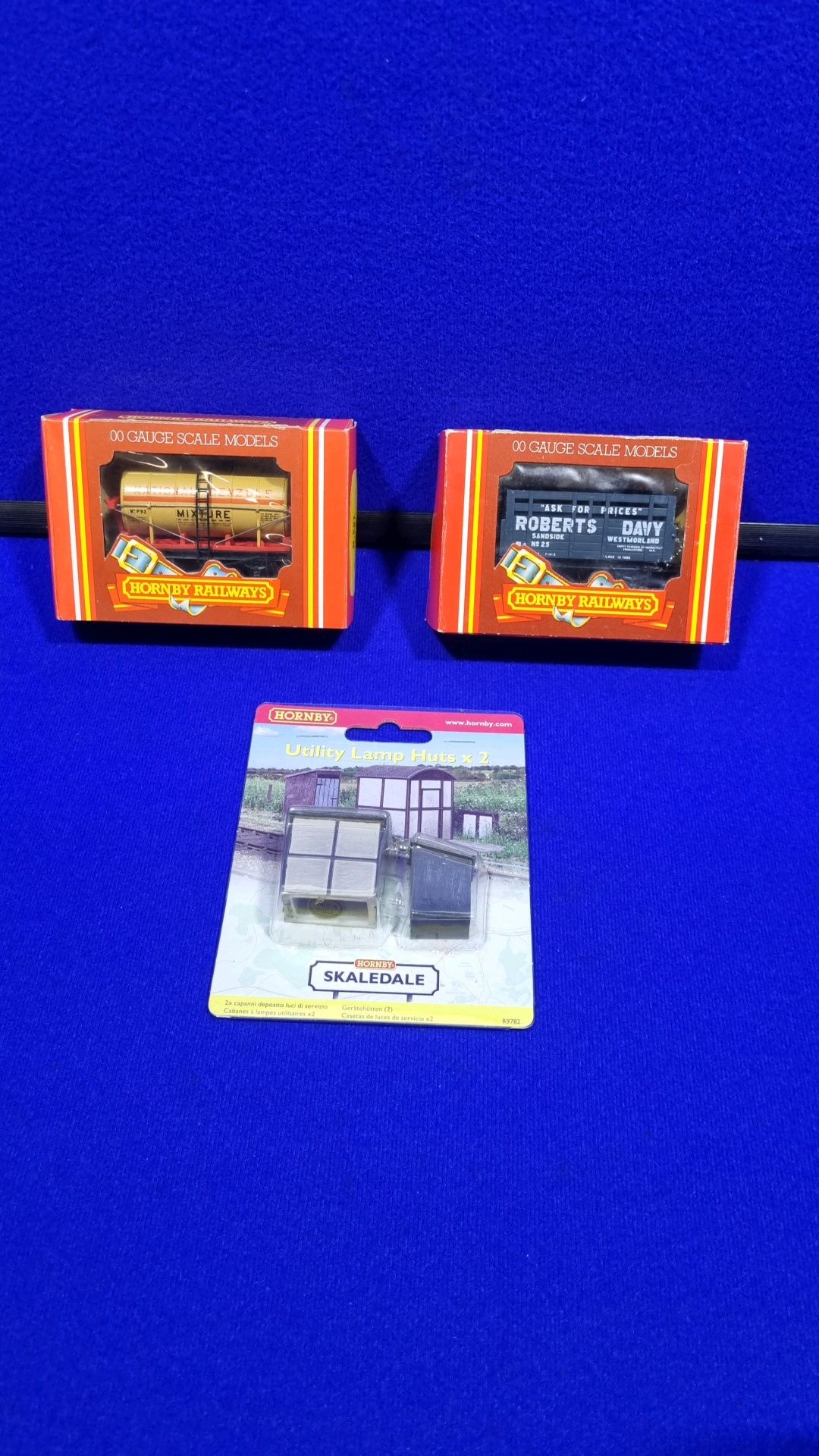 1 x Hornby Wagon & Utility Lamp Hut Set RR719/R221/R9782