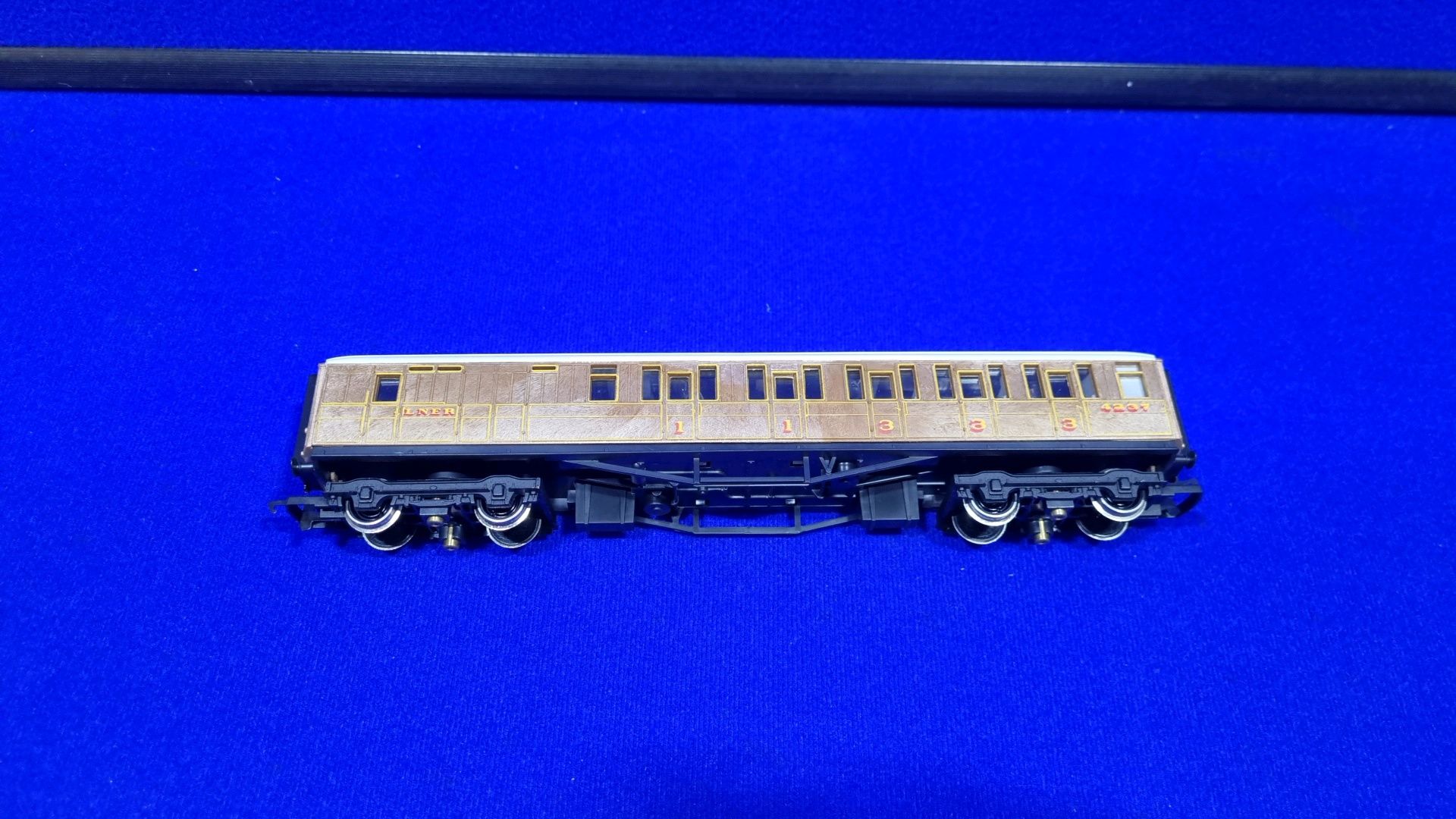 1 x Set Of 3 Hornby LNER Teak Coaches R478/R479/R477 - Image 2 of 4