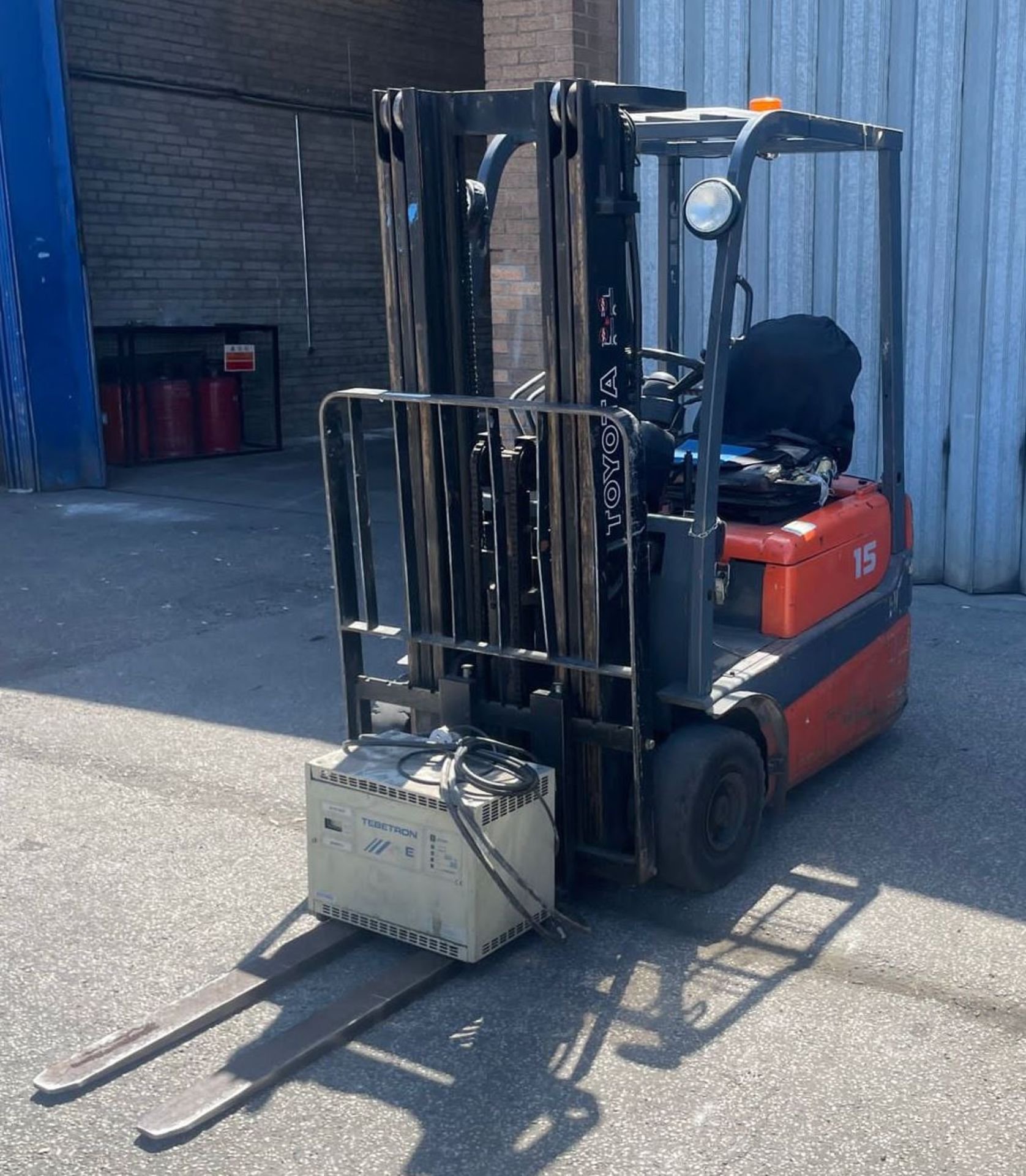 Toyota FBESF15 1.5t Electric Forklift Truck w/ Tebetron E Charger | YOM: 1997 | 6,409 Hours - Image 3 of 12