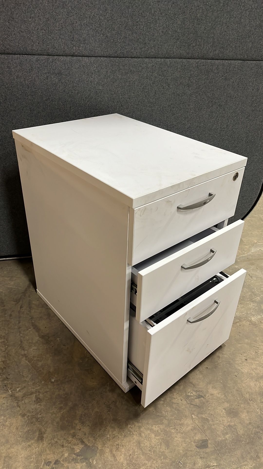 3 Drawer White Wooden Pedestal *MISSING KEY* 60 x 44 x 77CM - Image 2 of 3