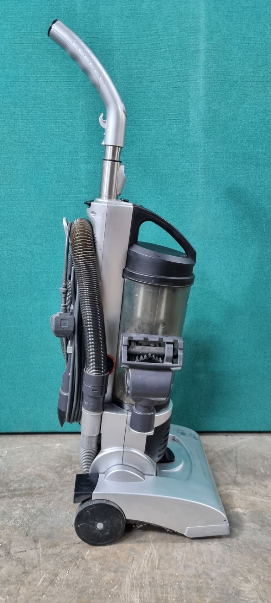 1 x Hoover 2300W Long Reach Cleaning Vacuum Cleaner HP2300001 - Image 4 of 6