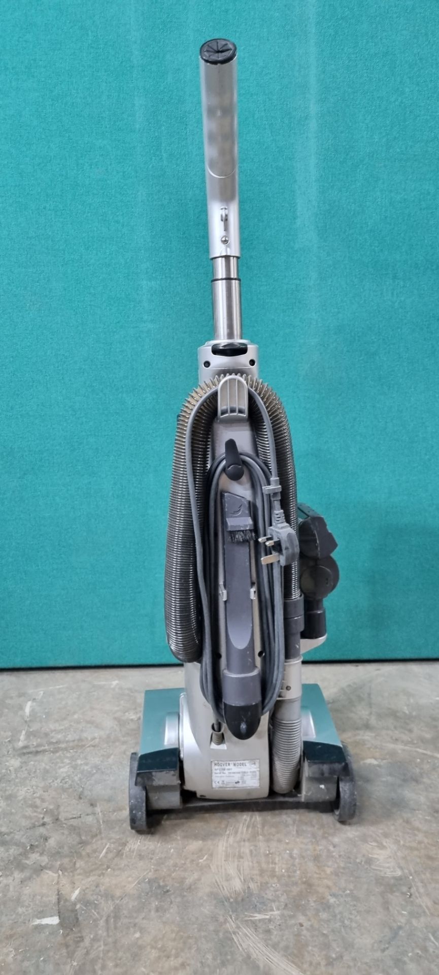 1 x Hoover 2300W Long Reach Cleaning Vacuum Cleaner HP2300001 - Image 5 of 6