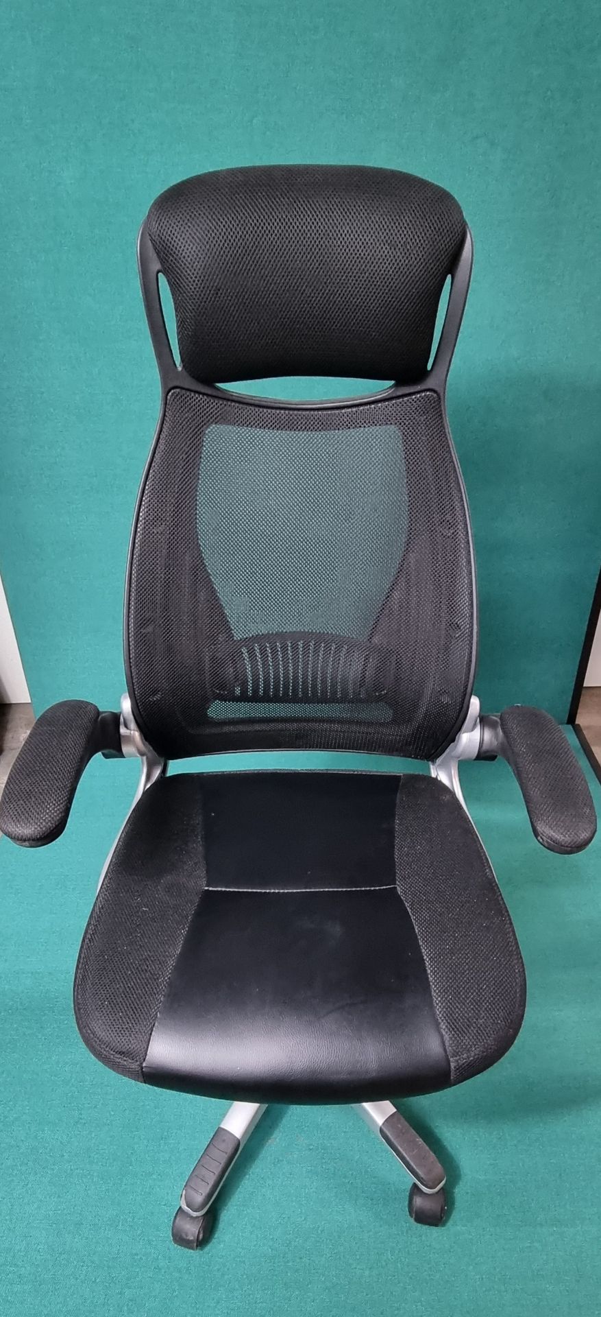 Black/Silver Adjustable Office Desk Chair - Image 2 of 4