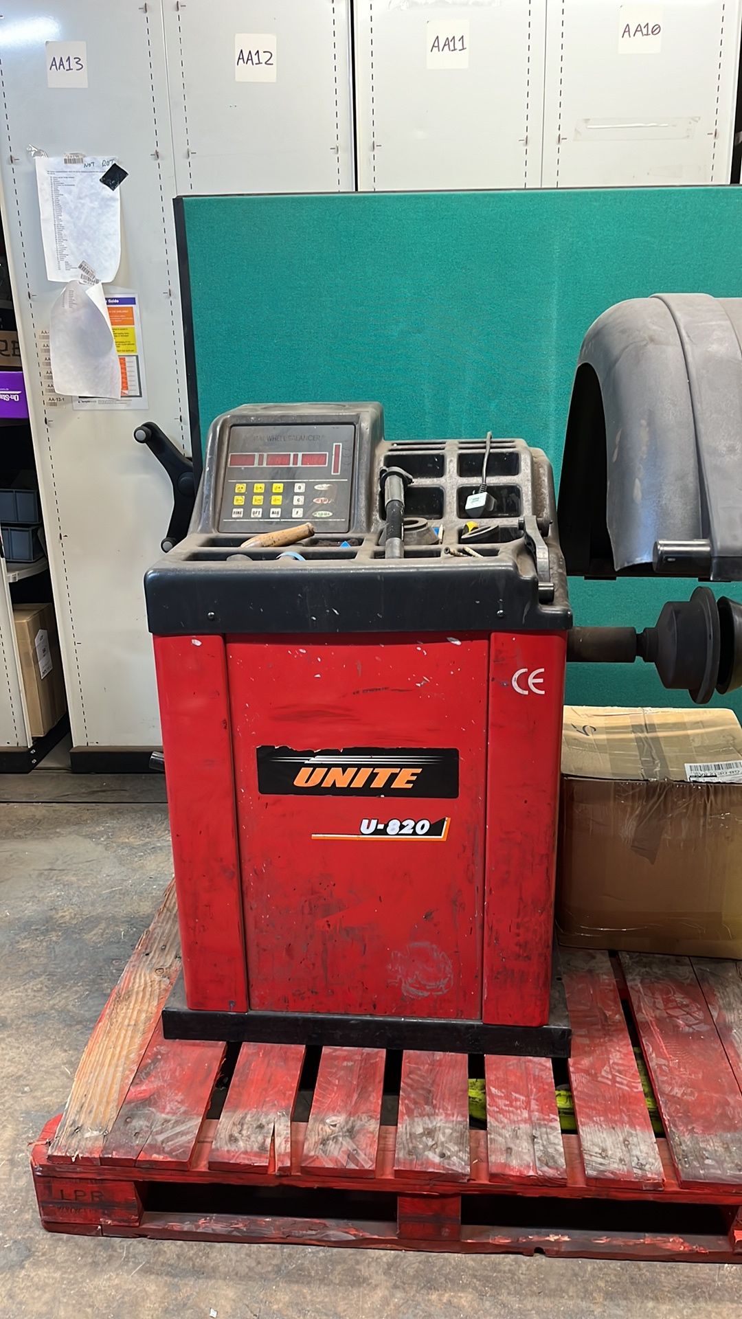 Unite U-820 Wheel Balancing Machine