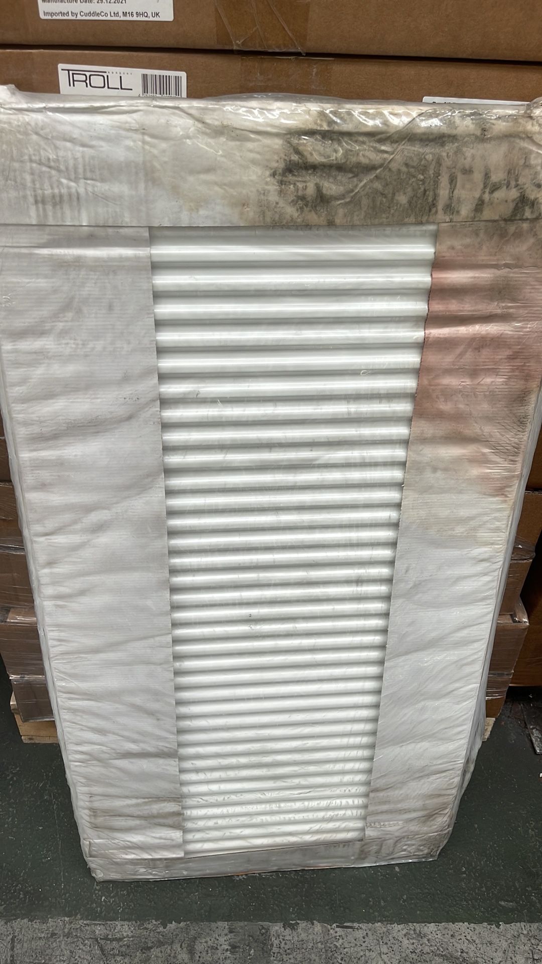 Mixed Pallet Containing Radiators/Towel Rails, Border Wallpaper Rolls, Wires/Electrics, Pillows - Image 18 of 19