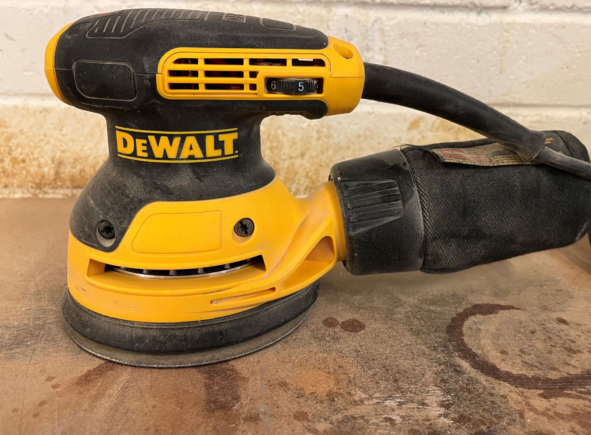 DeWalt DWE6423GB Sander