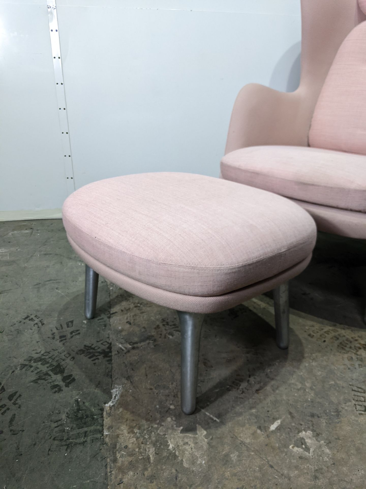 Fritz Hansen Ro Chair and Foot Rest | Colour: Pale Rose | New Price - £3,566 - Image 3 of 6