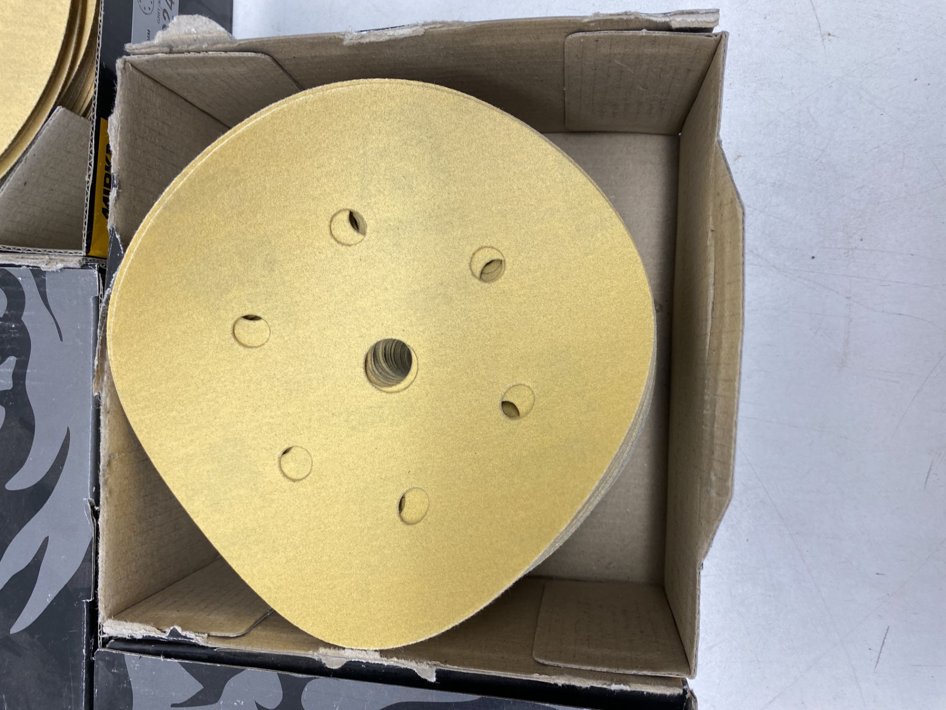 500 x Various Mirka Gold 150mm P240 Sanding Discs - See Description - Image 5 of 5