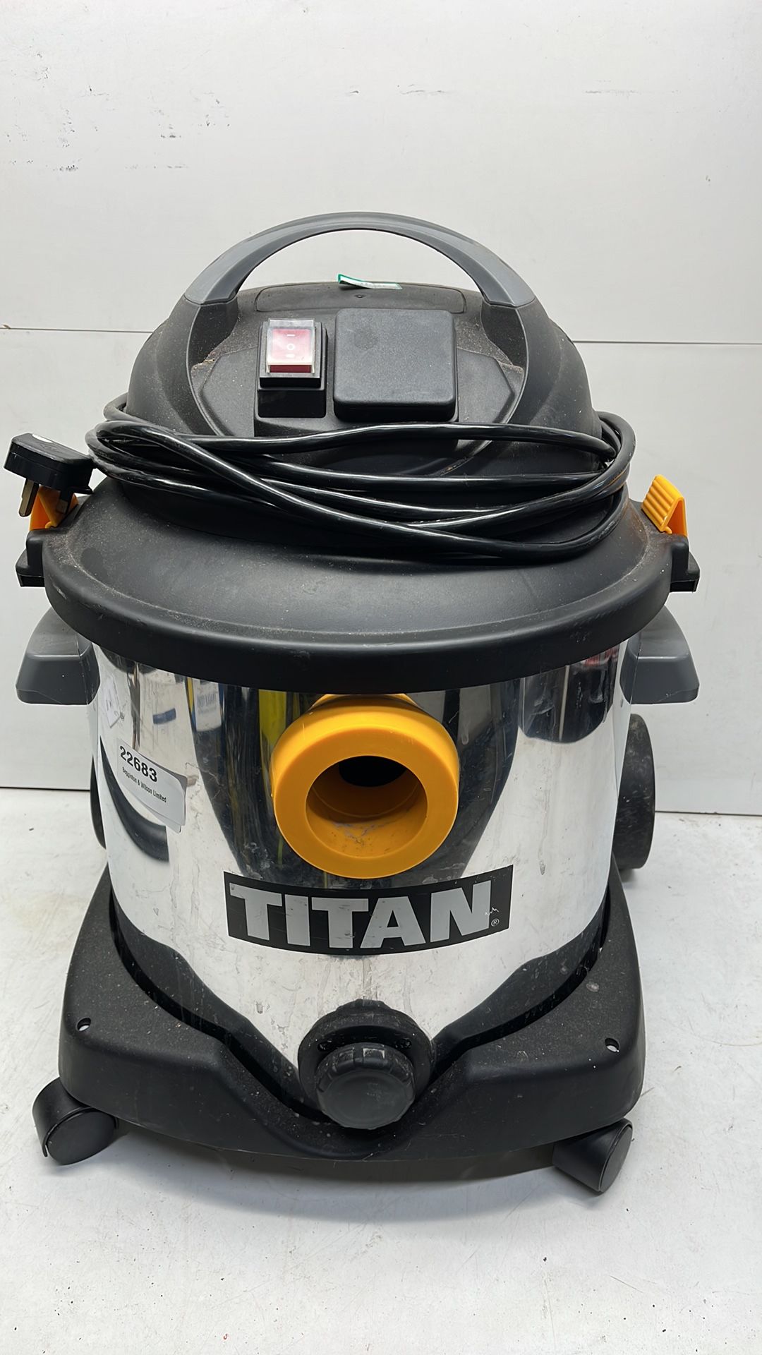 Titan TTB430VAC Wet/Dry Vacuum Cleaner