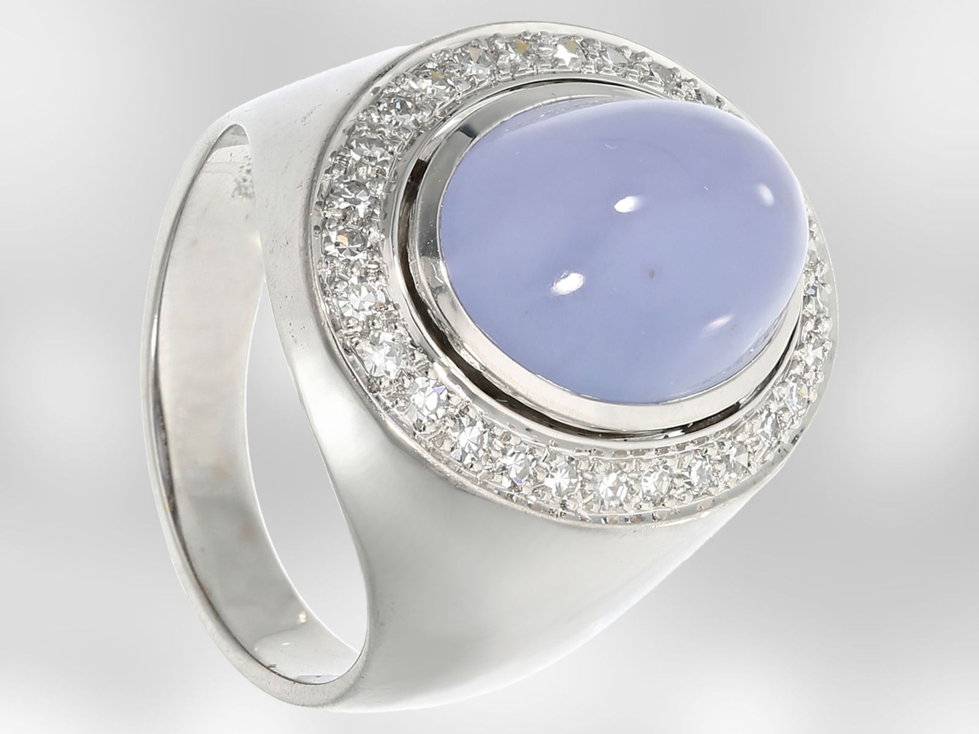 Ring: schöner Weißgoldring mit Chalcedon und Diamanten, 18K: Ca. Ø17mm, RG54, ca. 12,2g, 18K Weißgol