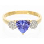 Ring: feiner Goldschmiedering mit einem Tansanit und Diamantbesatz