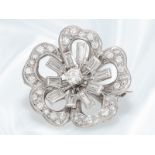 Brosche/Nadel: hochwertig gefertigte, florale vintage Goldschmiede-Brosche mit Brillant/Diamantbesat