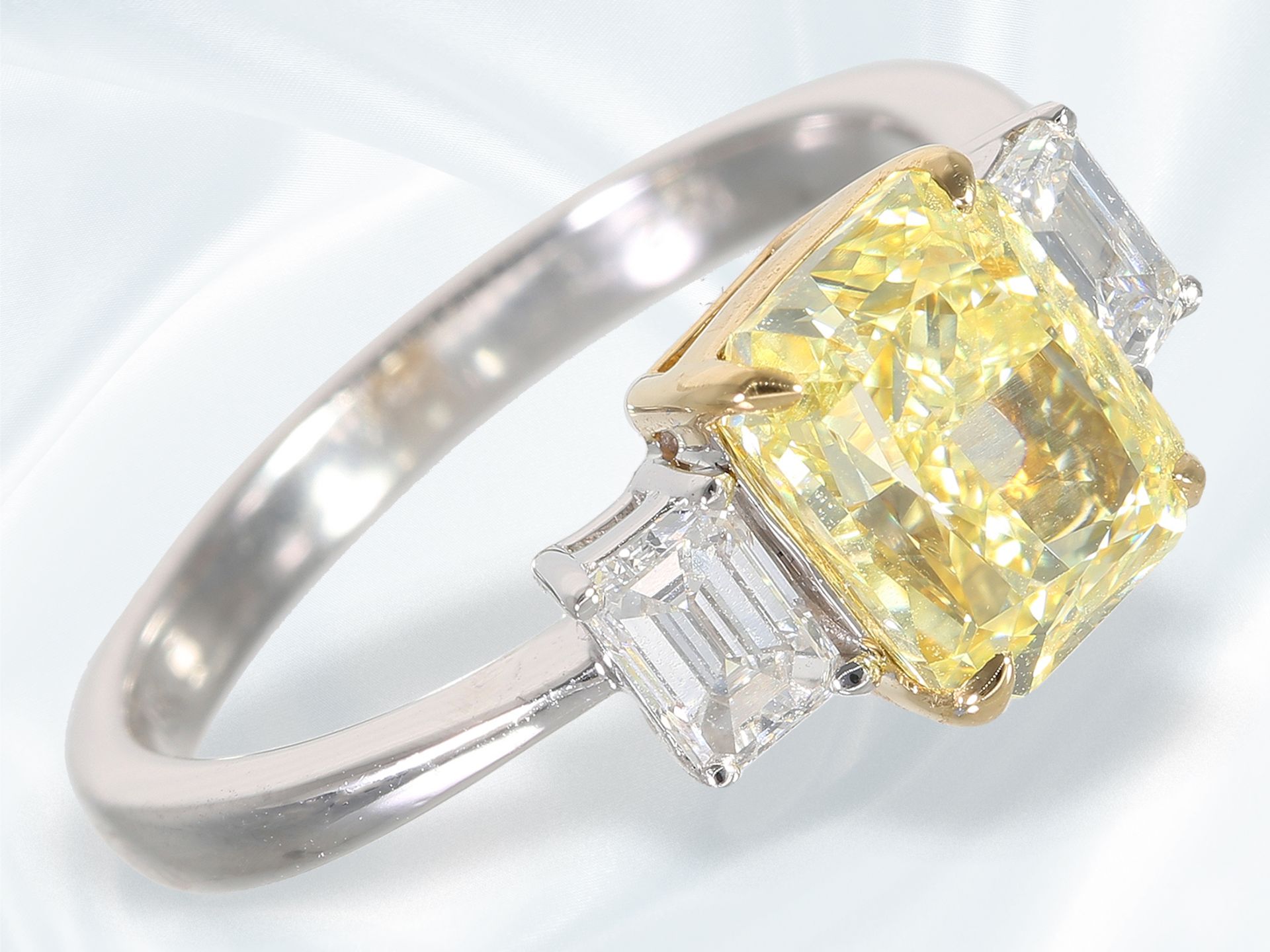 Ring: wertvoller, neuwertiger Diamantring mit einem gelben Fancy Diamanten von ca. 2,5ct und 2 feine - Bild 4 aus 6