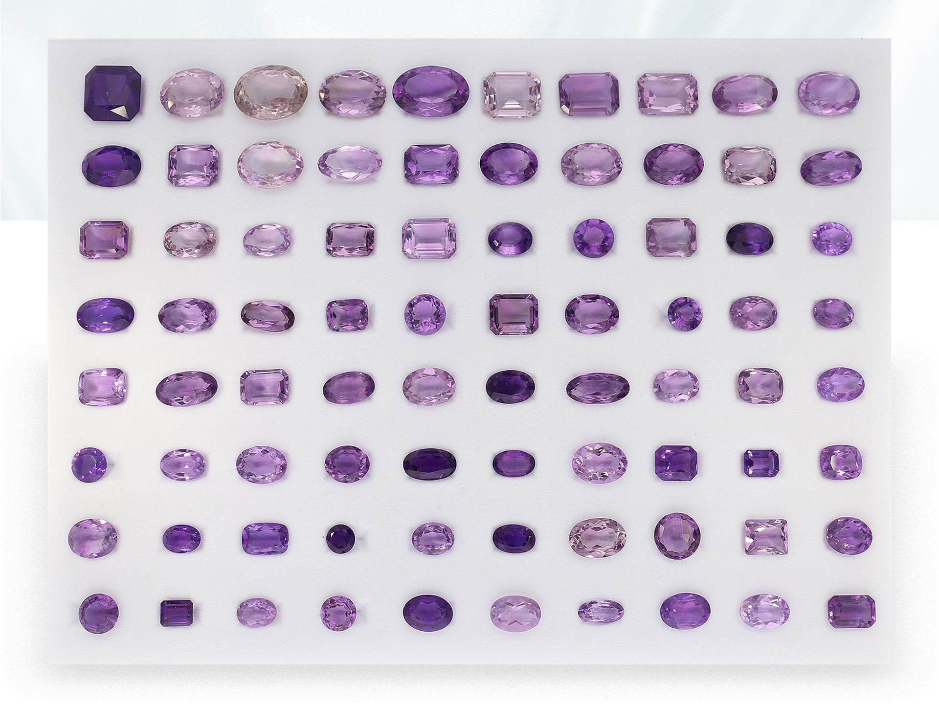 Großes und interessantes Konvolut aus facettierten Amethysten, insgesamt ca. 592ct, aus Goldschmiede - Bild 2 aus 2