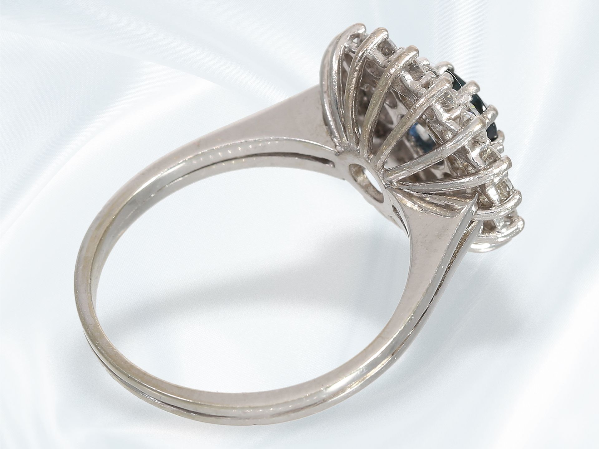 Ring: weißgoldener, sehr dekorativer und hochwertiger vintage Saphir/Brillant-Blütenring, ca. 0,96ct - Bild 4 aus 4
