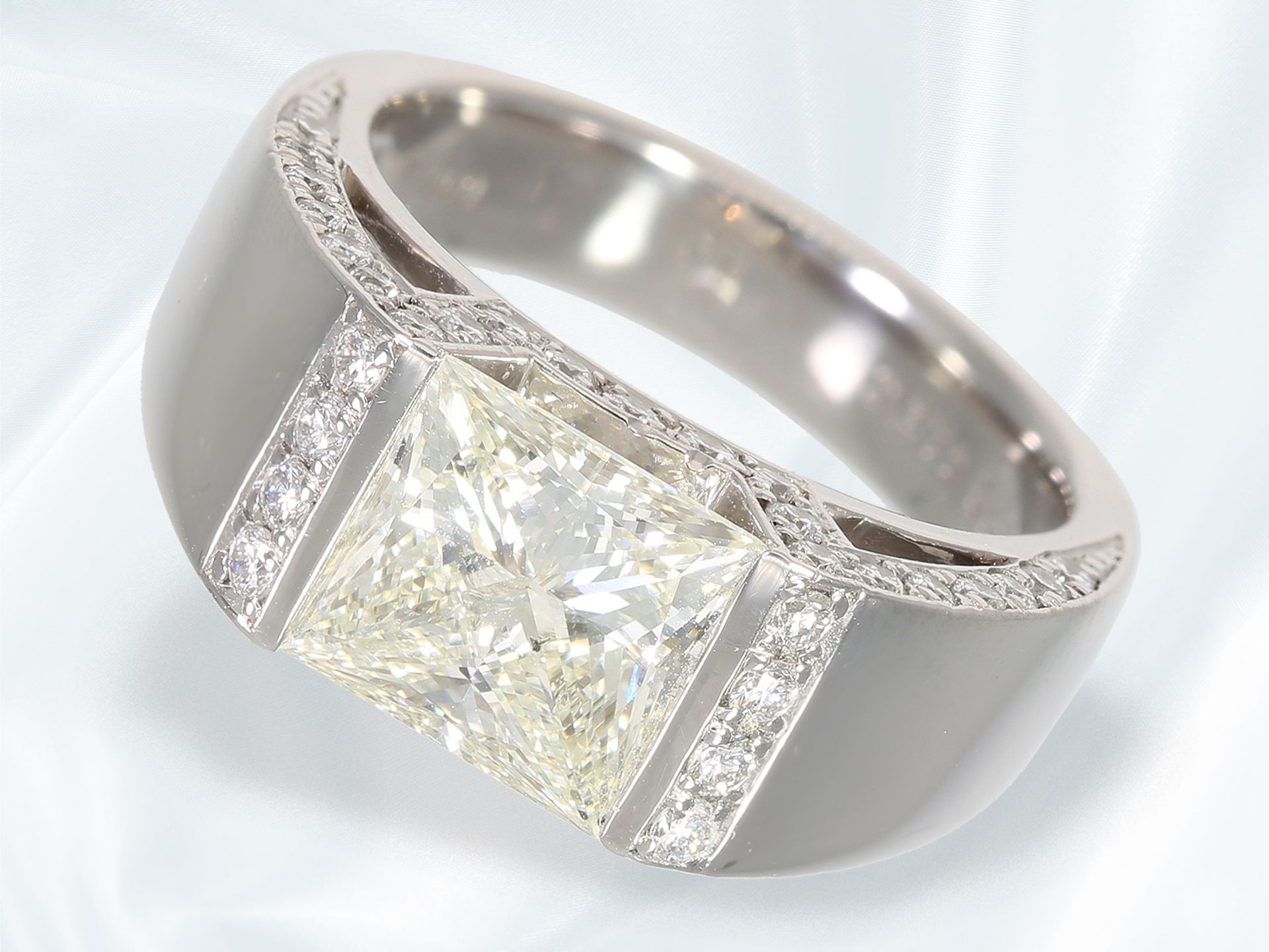 Ring: sehr hochwertig gefertigter Platin-Diamant/Brillant-Goldschmiedering, schöner Diamant im Princ - Bild 3 aus 4