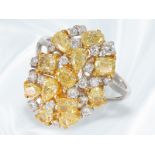 Ring: hochwertiger und dekorativer 18K Weißgoldring mit Brillanten und großen gelben Fancy Diamanten