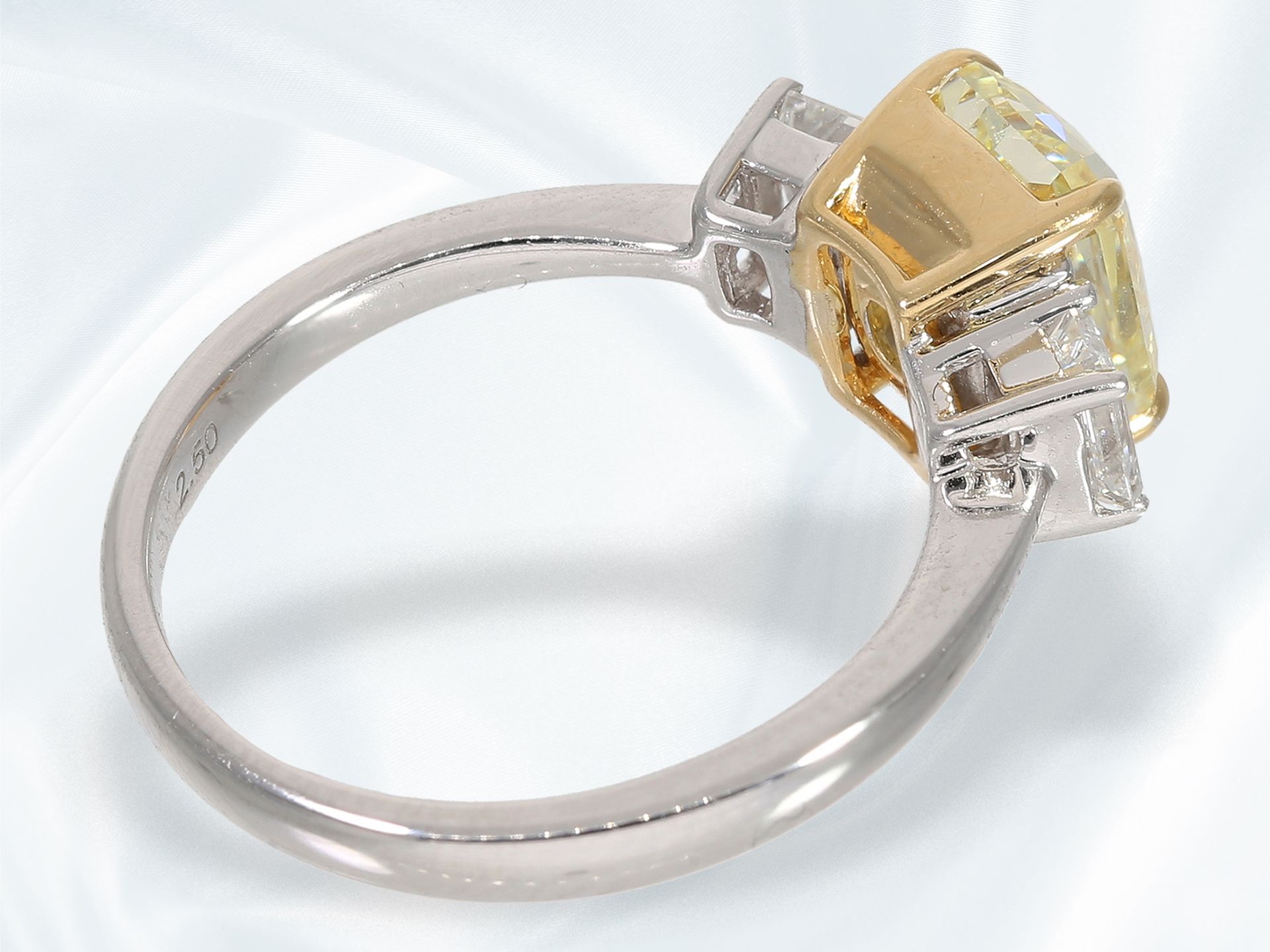 Ring: wertvoller, neuwertiger Diamantring mit einem gelben Fancy Diamanten von ca. 2,5ct und 2 feine - Bild 5 aus 6