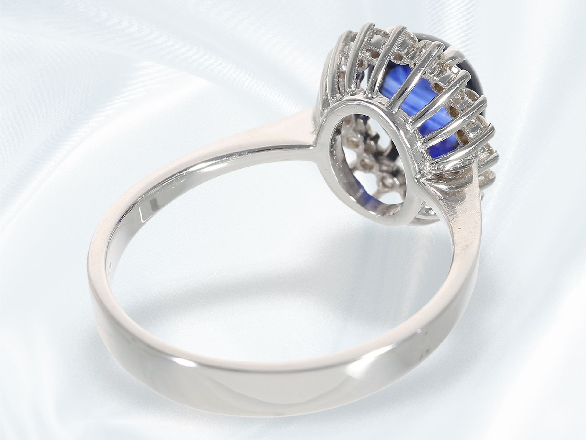 Neuwertiger Ring mit Saphircabochon und Brillanten, insgesamt ca. 2,17ct, 18K Gold - Bild 4 aus 4