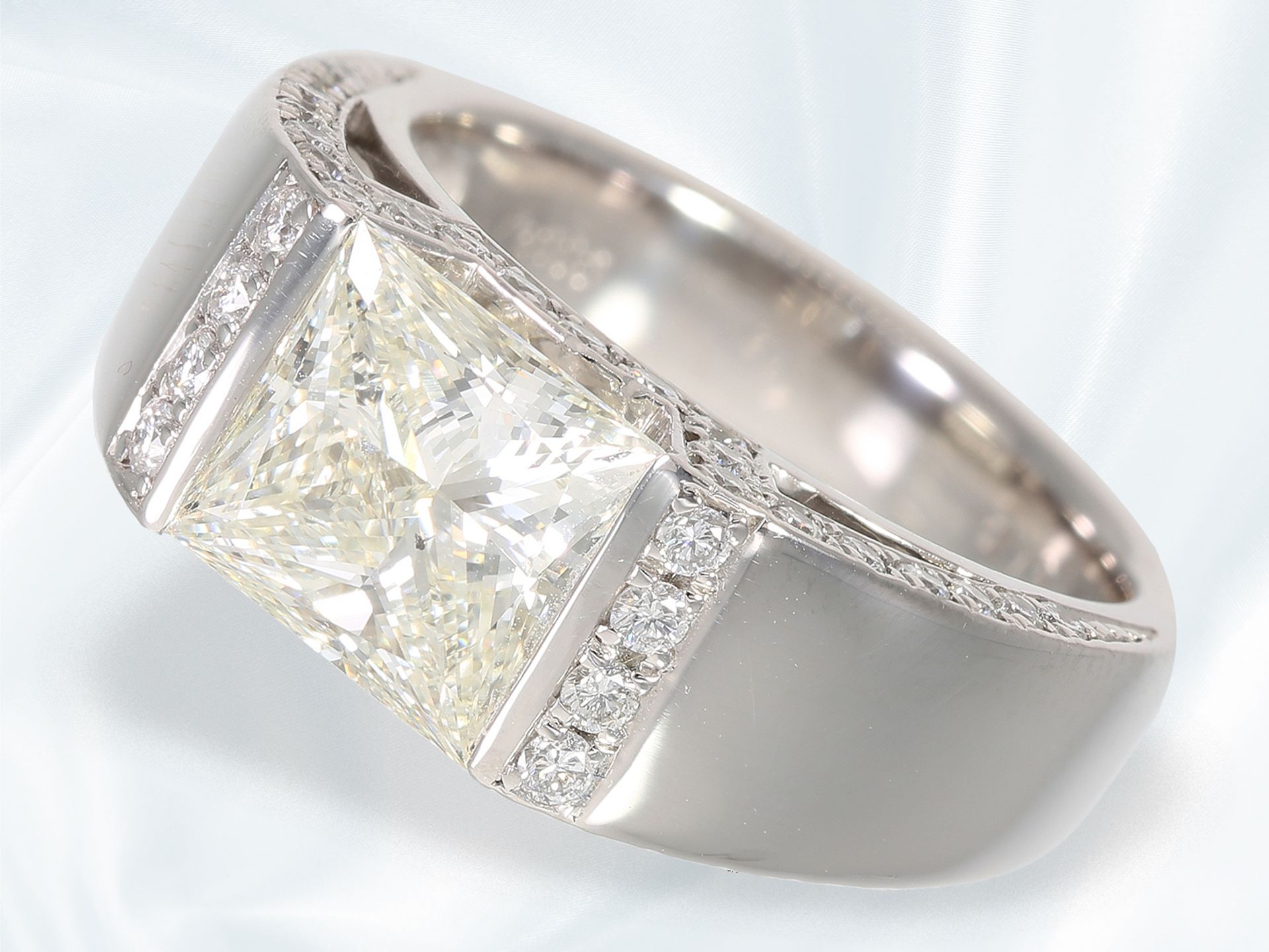 Ring: sehr hochwertig gefertigter Platin-Diamant/Brillant-Goldschmiedering, schöner Diamant im Princ