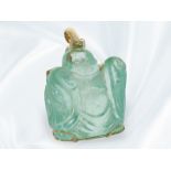 Anhänger: unikater Goldschmiedeanhänger "Buddha" aus geschnittenem kolumbianischen Smaragd, ca. 60ct