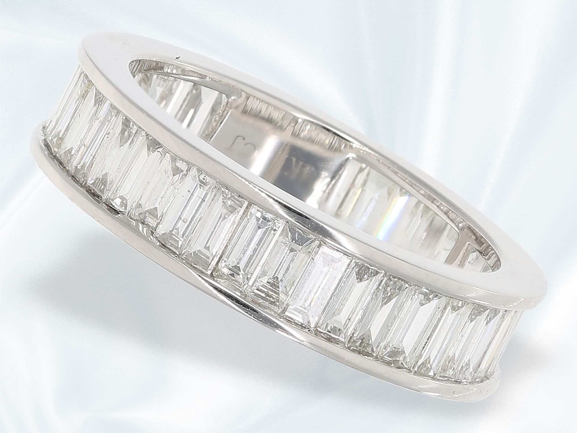 Ring: moderner, feiner Memoirering mit Diamanten, ungetragen, lt. Originaletikett ca. 2,29ct