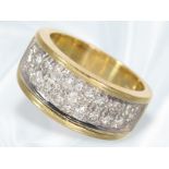 Ring: breiter und solide gearbeiteter Brillant-Goldschmiedering, ca. 0,63ct