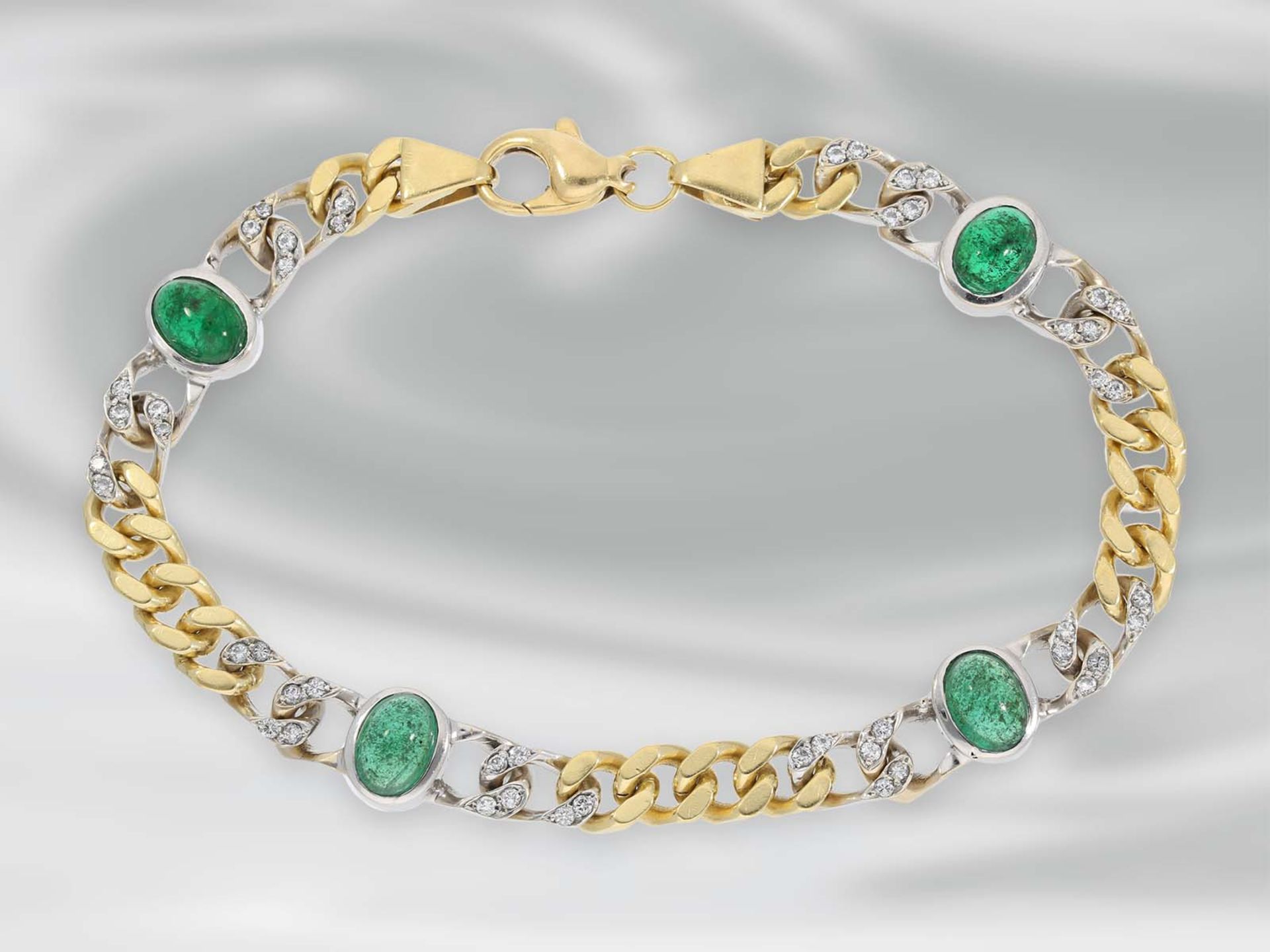 Armband: attraktives Smaragdarmband mit Brillanten, gearbeitet in Bicolor-Optik, 18K Gold