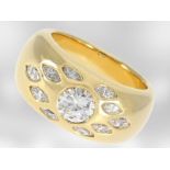 Ring: massiver und schwerer Goldschmiede-Bandring mit Brillant von ca. 1,19ct und Diamant-Navettes,