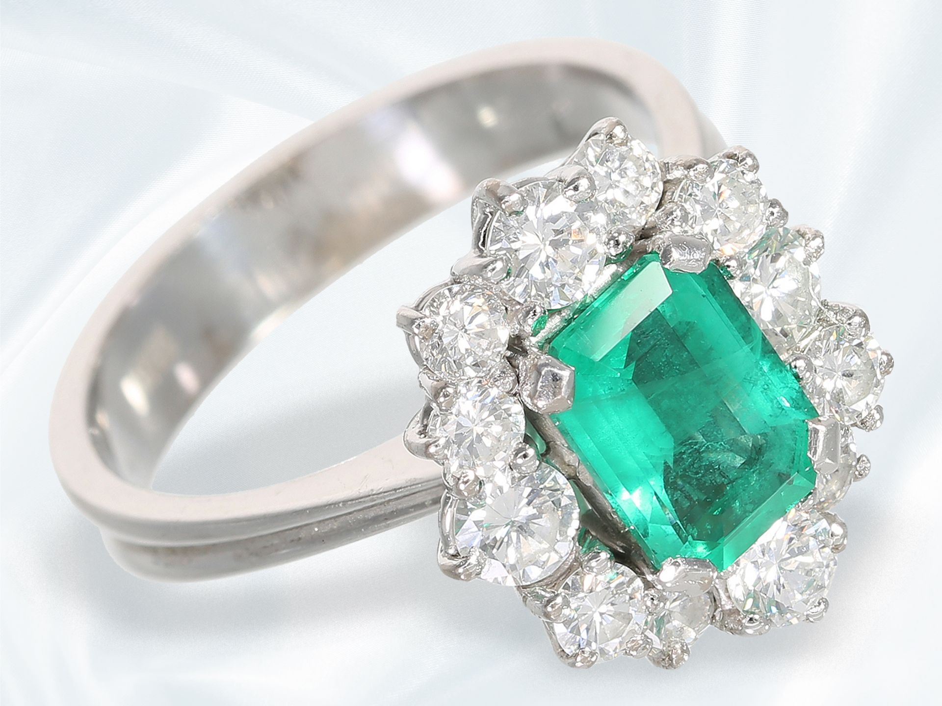 Ring: sehr schöner vintage Damenring mit Smaragd/Brillant-Besatz, 18K Gold - Bild 2 aus 4