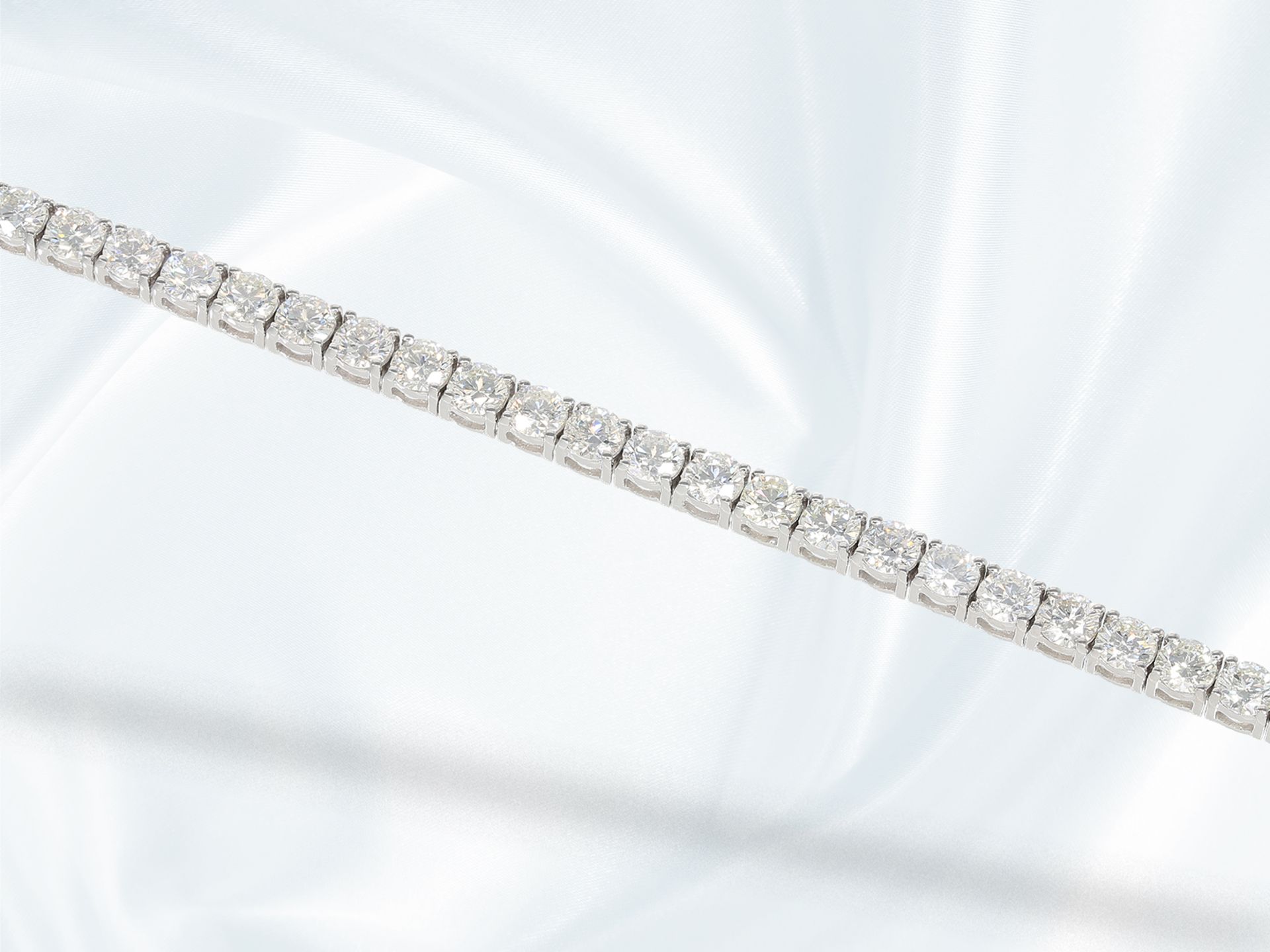 Armband: neuwertiges und hochwertiges Brillant-Tennisarmband, ca.8,67ct, 18K Weißgold - Bild 4 aus 4