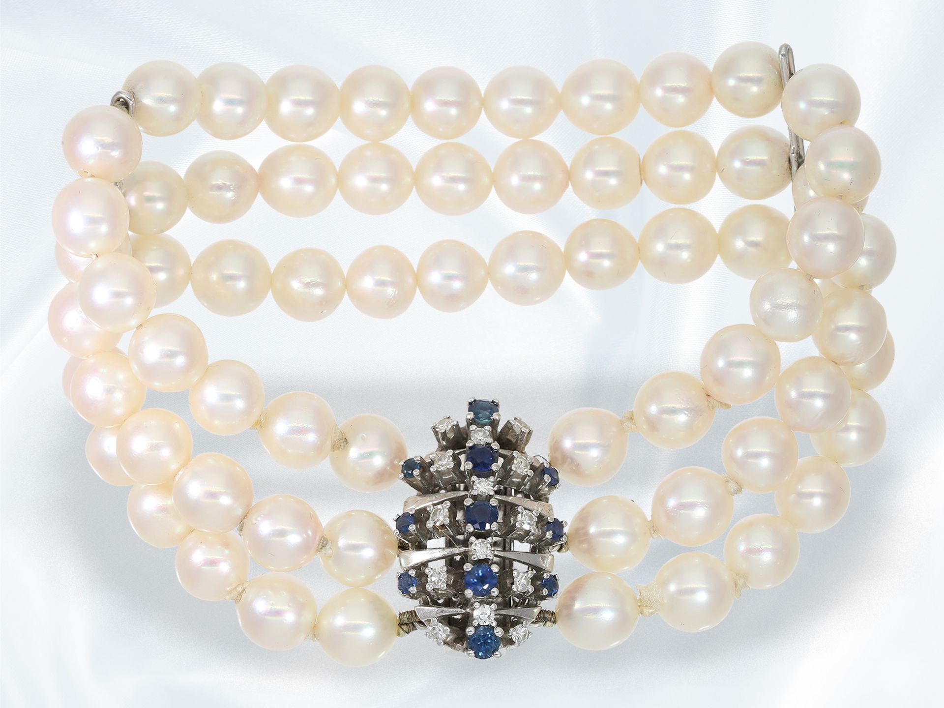 Armband: weißgoldenes, 3-reihiges vintage Perlarmband mit hochwertiger Saphir/Diamant-Schließe