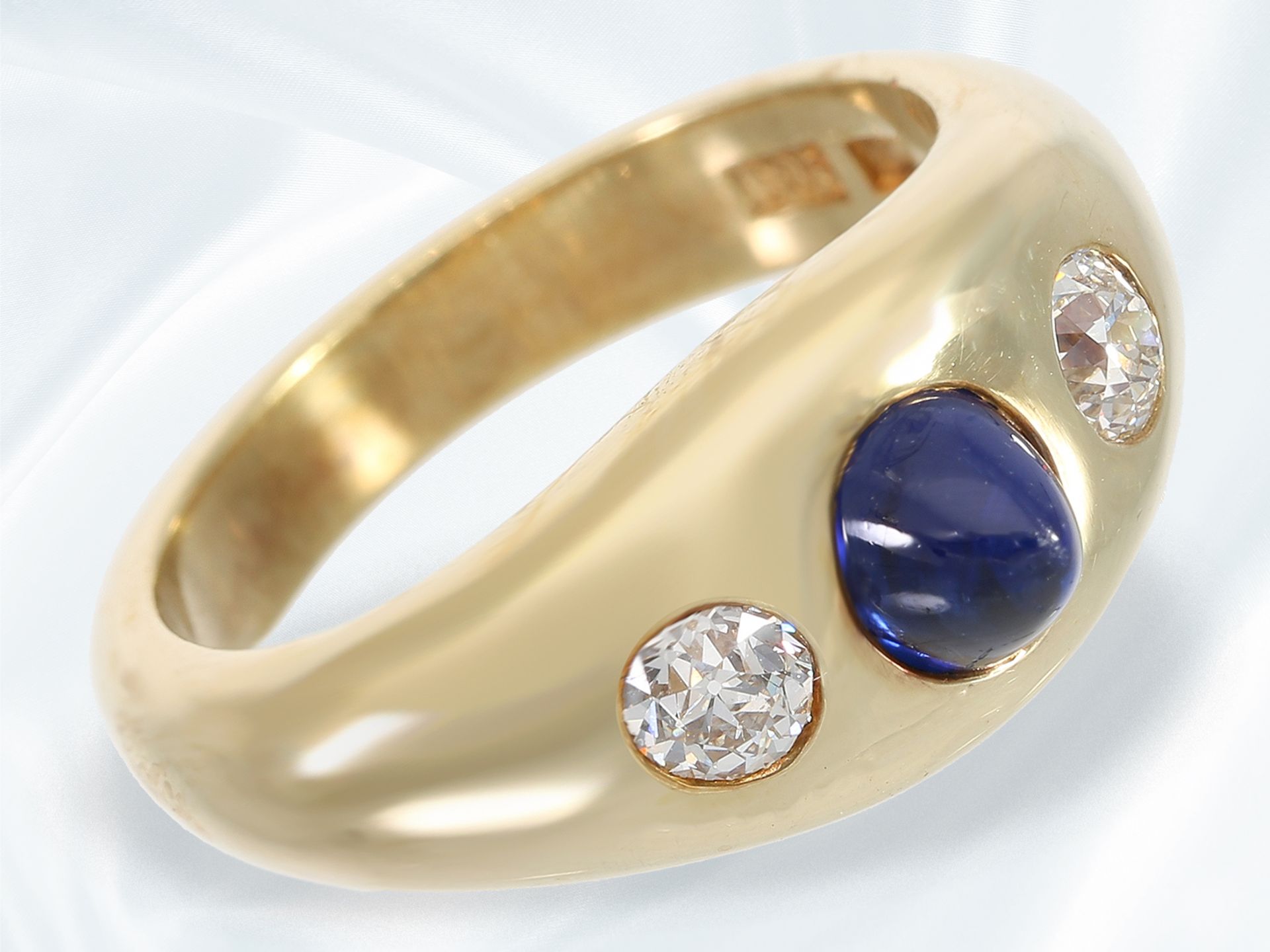 Ring: 14K goldener Bandring mit Saphir- und Diamantbesatz