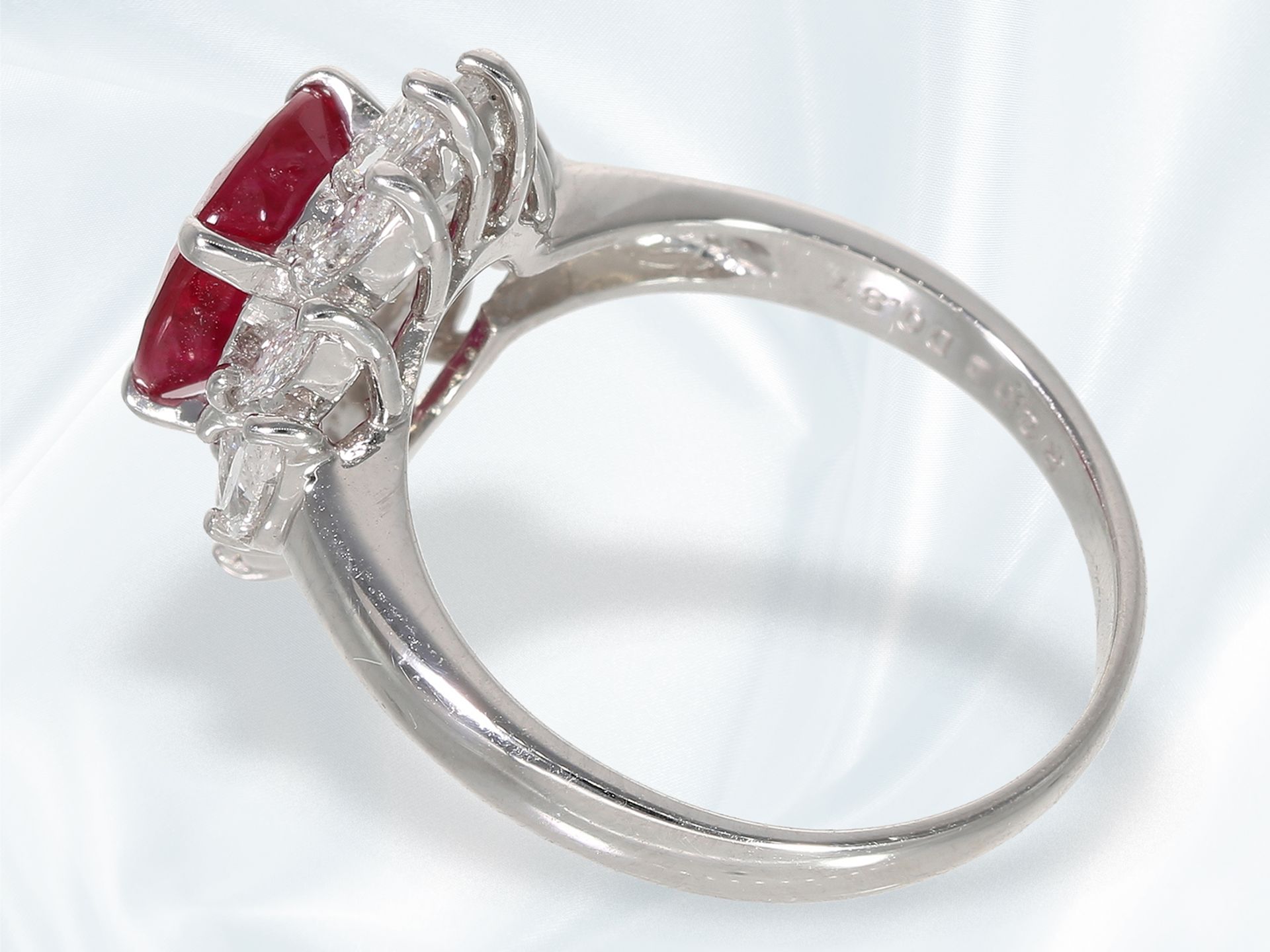 Ring: ungetragener, sehr wertvoller Platin-Rubin/Diamant-Blütenring, Rubin von ca. 2,02ct - Bild 4 aus 5