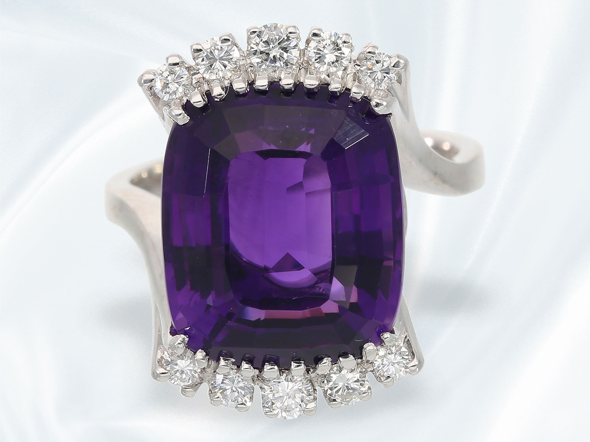 Ring: weißgoldener, hochwertiger vintage Goldschmiedering mit schönem brasilianischen Amethyst und B - Bild 2 aus 4